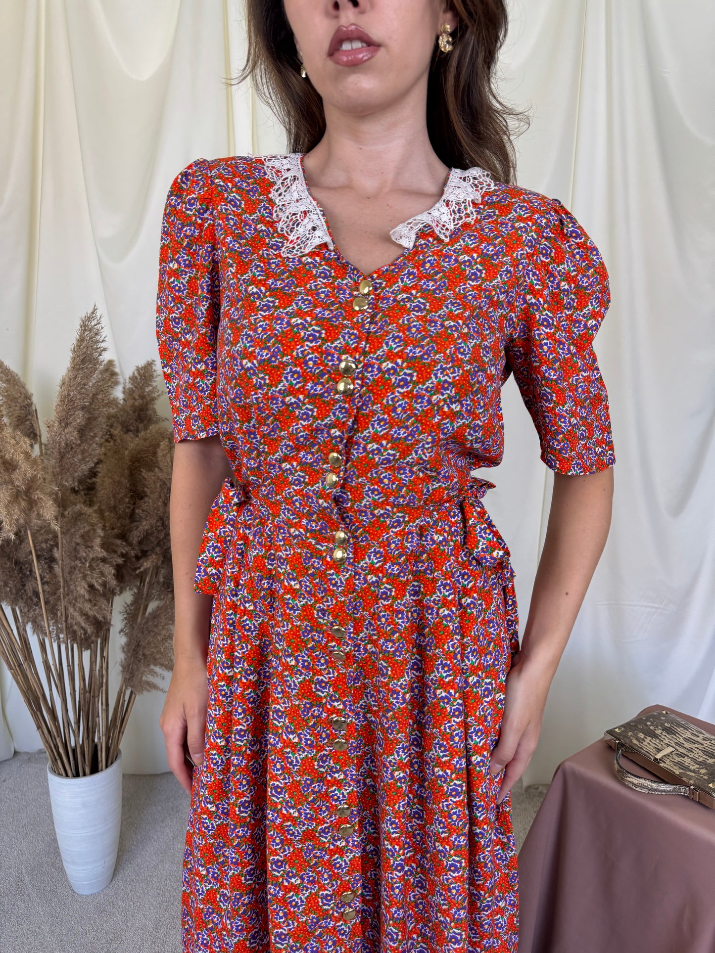 Rochie vintage cu print floral, guler din dantelă și nasturi aurii, talie ajustabilă
(Mărimea M)