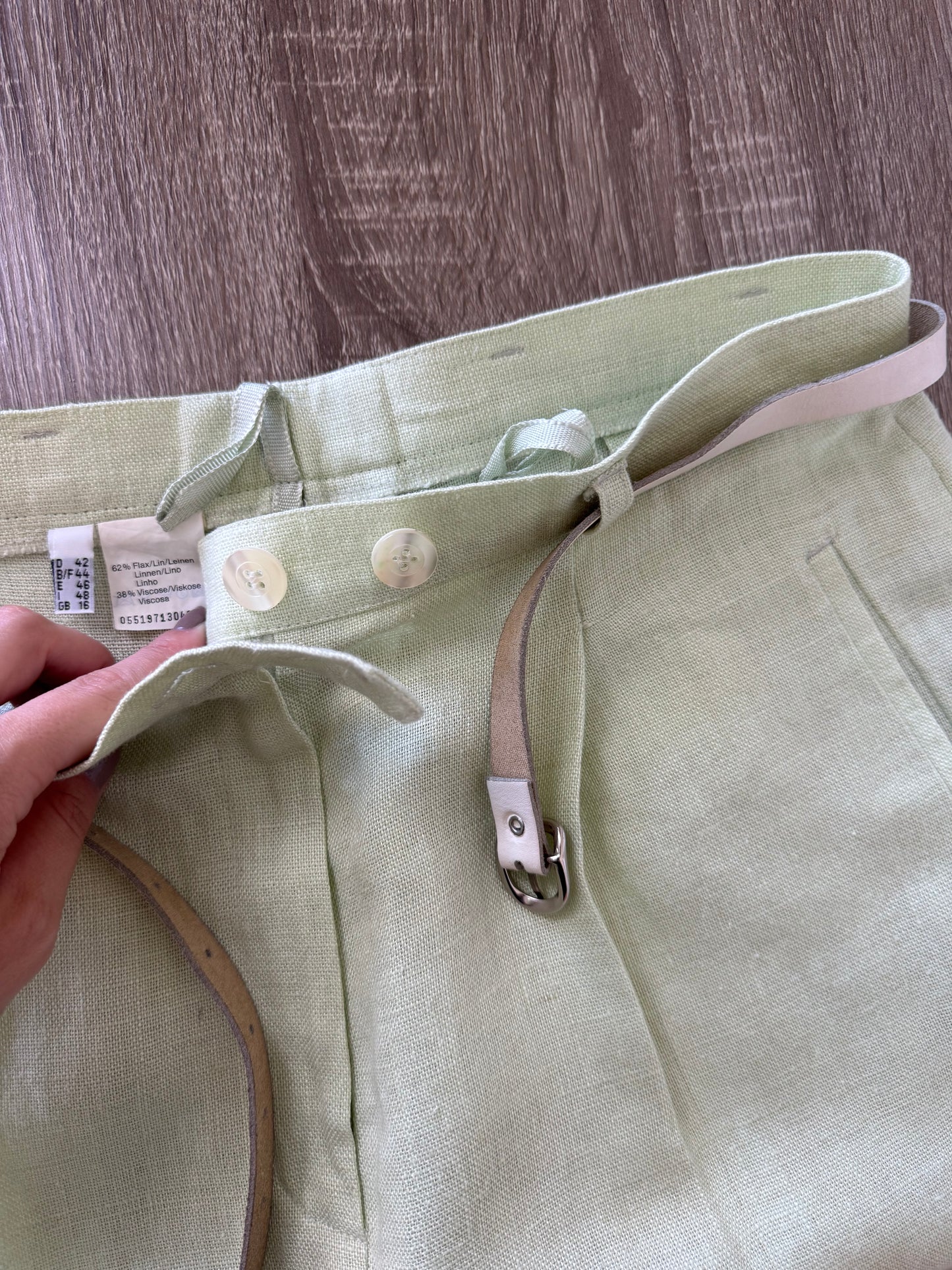 Pantaloni vintage cu talie super înaltă din 70% in, curea din piele naturala inclusa
(Mărimea L)