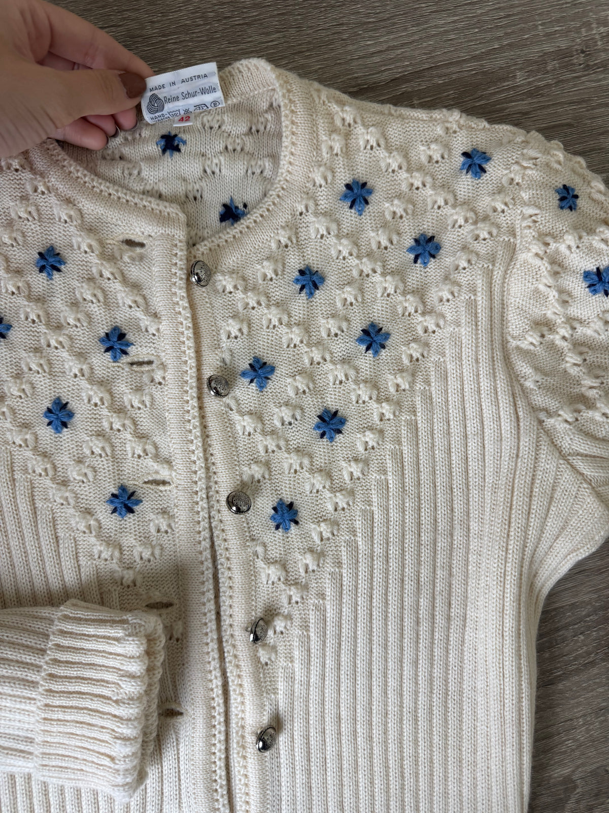 Cardigan vintage realizat manual din 100% lână crem cu motive florale ( mărimea S/M)