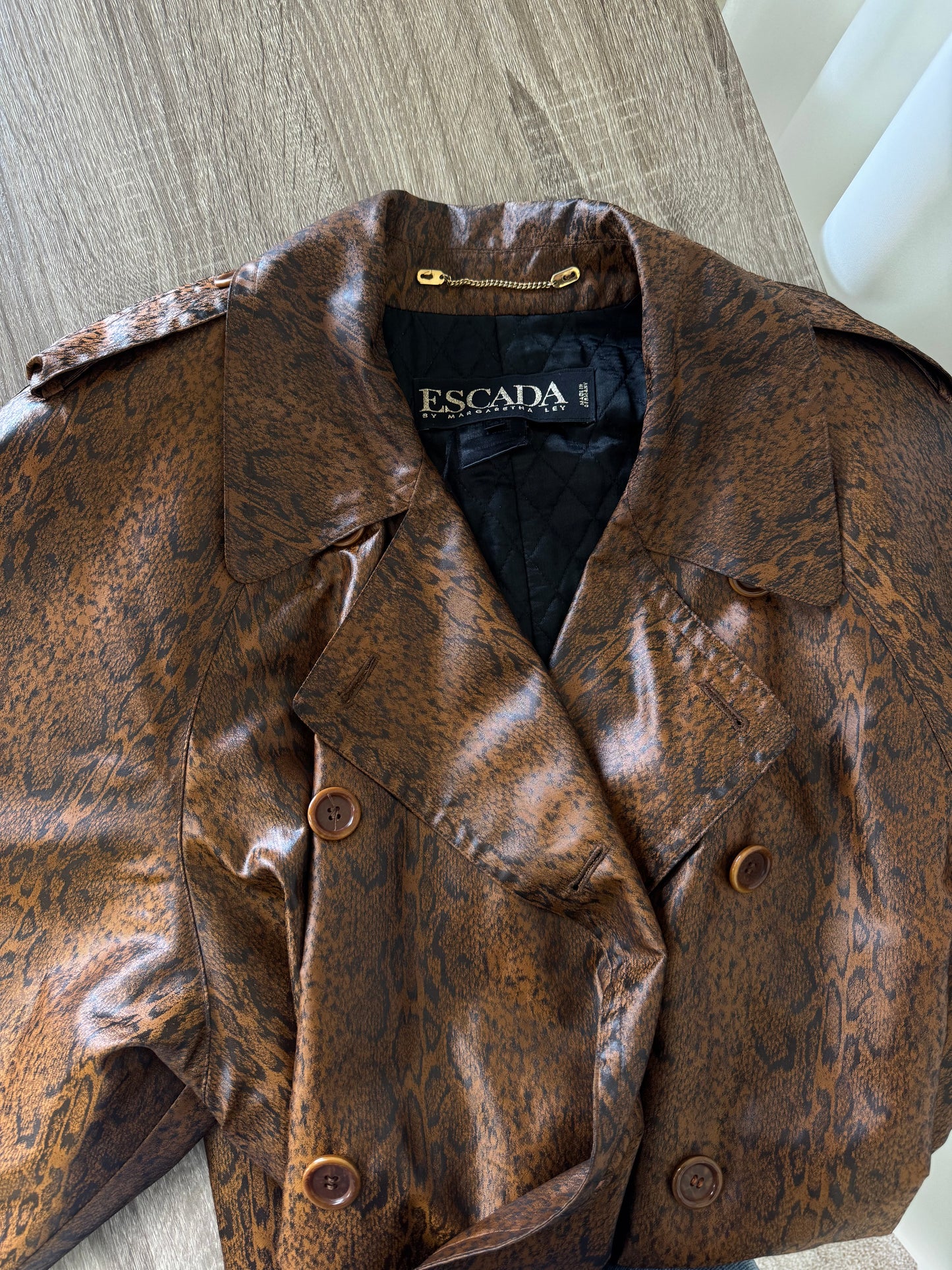 Jacheta ESCADA cu print, model oversized
(Mărimea L/XL)