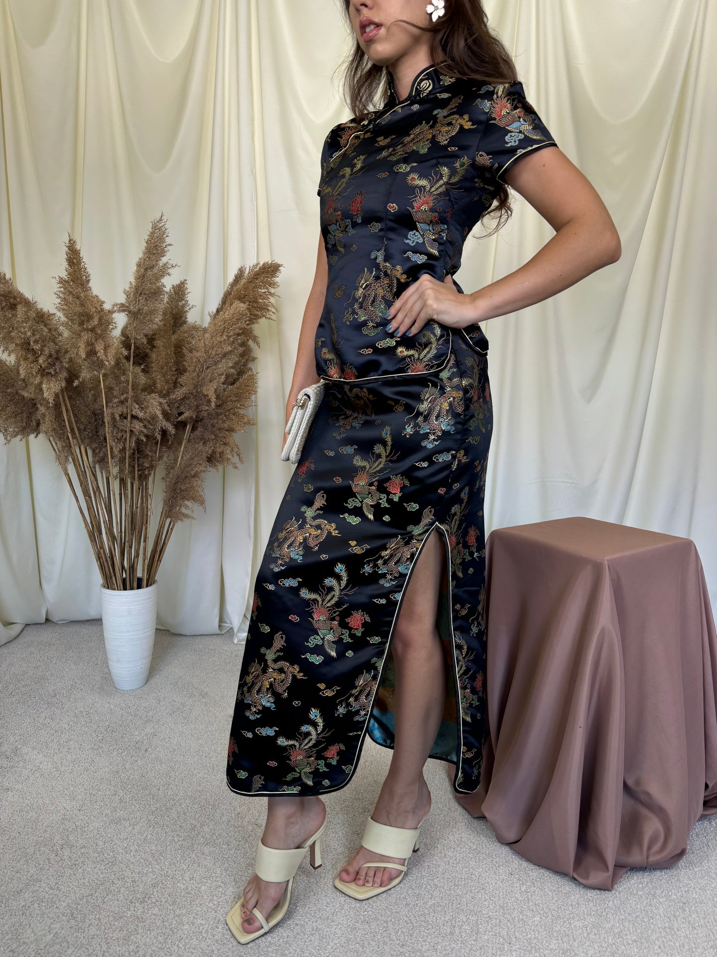 Set în stil chinezesc din 100% mătase naturală, cămașă + fusta cu talie înaltă și șlițuri laterale( mărimea XS-XS/S)