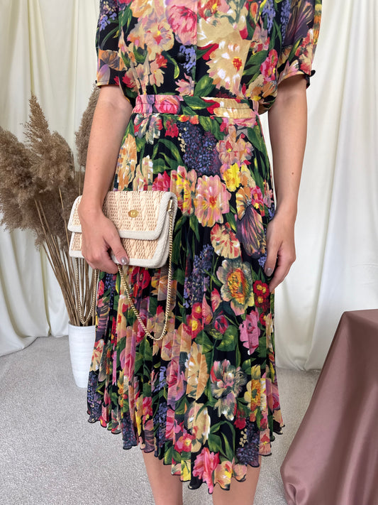 Costum vintage din 2 piese, fustă plisată cu talie elastică și cămașă cu umeri marcați ( mărimea M-L)