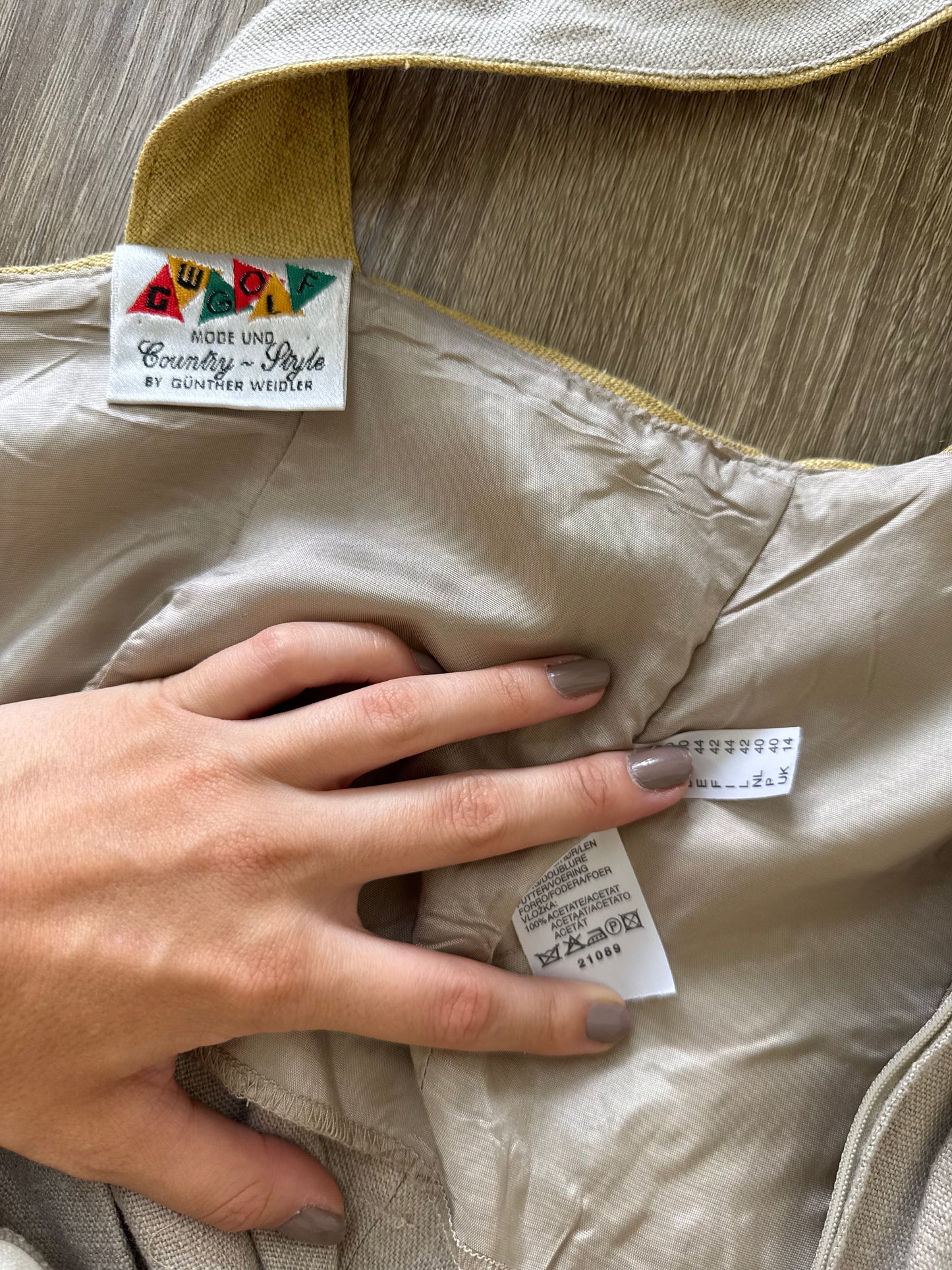 Rochie vintage din 100% in cu talie cambrata și detalii metalice
(Mărimea M)