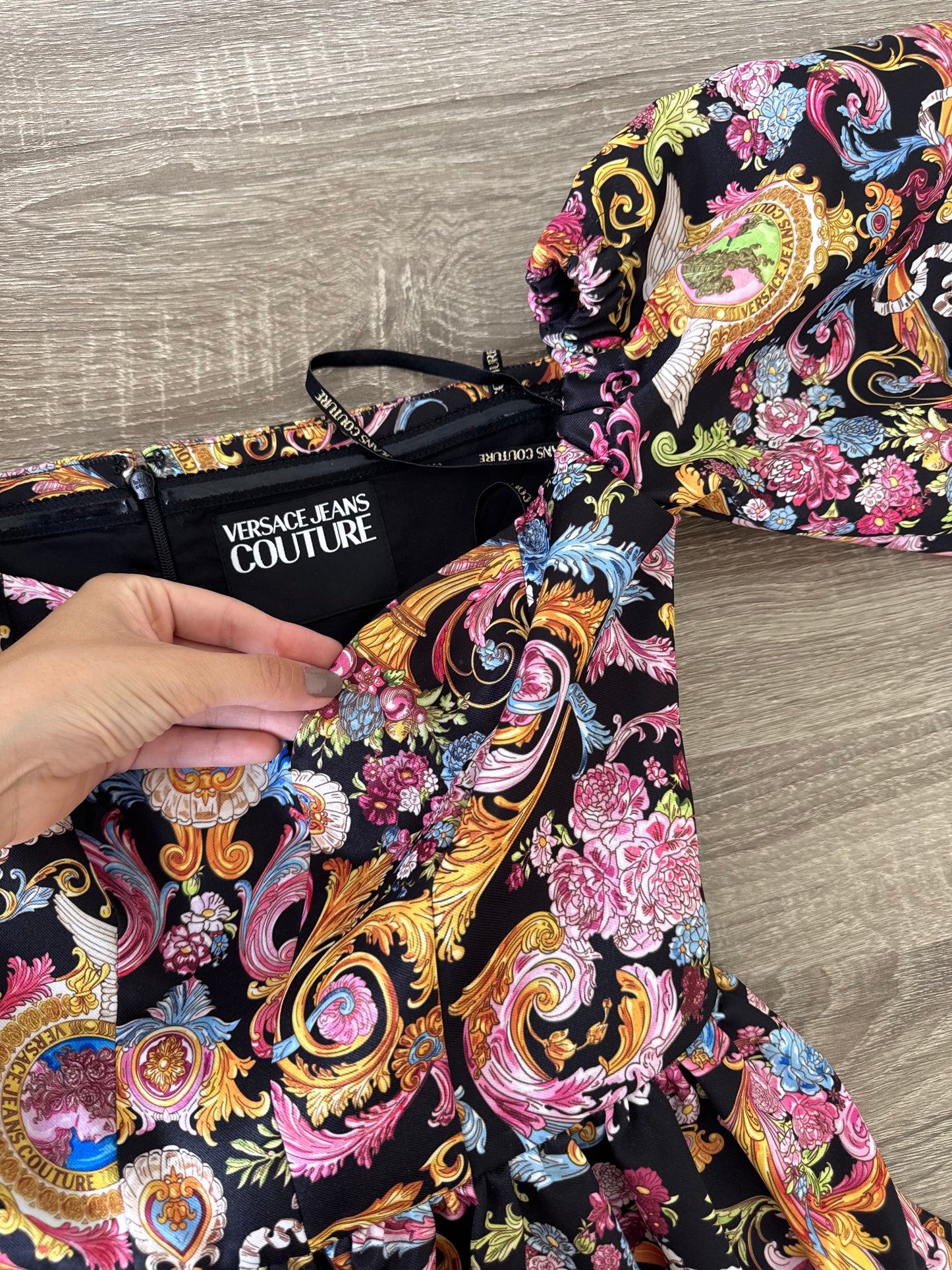 Rochie premium VERSACE cu print baroc inscripționat, nuanțe vibrante ( mărimea S-s/m)