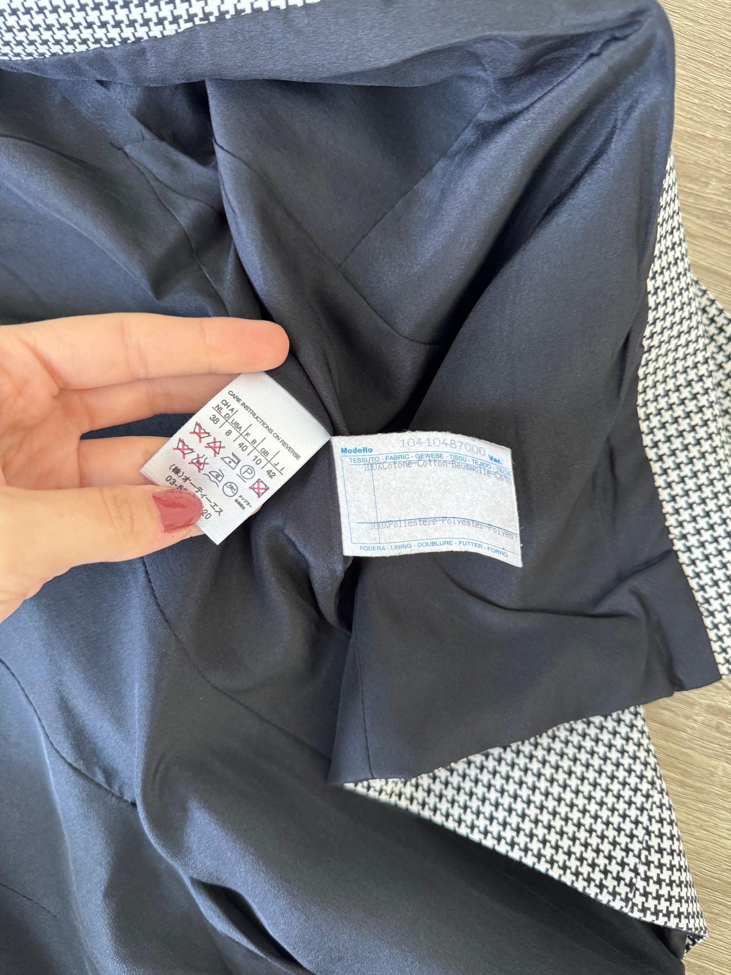 Sacou-jacheta MAX MARA din bumbac cu nasturi ascunși și cusături de marcare a taliei
(Mărimea S)