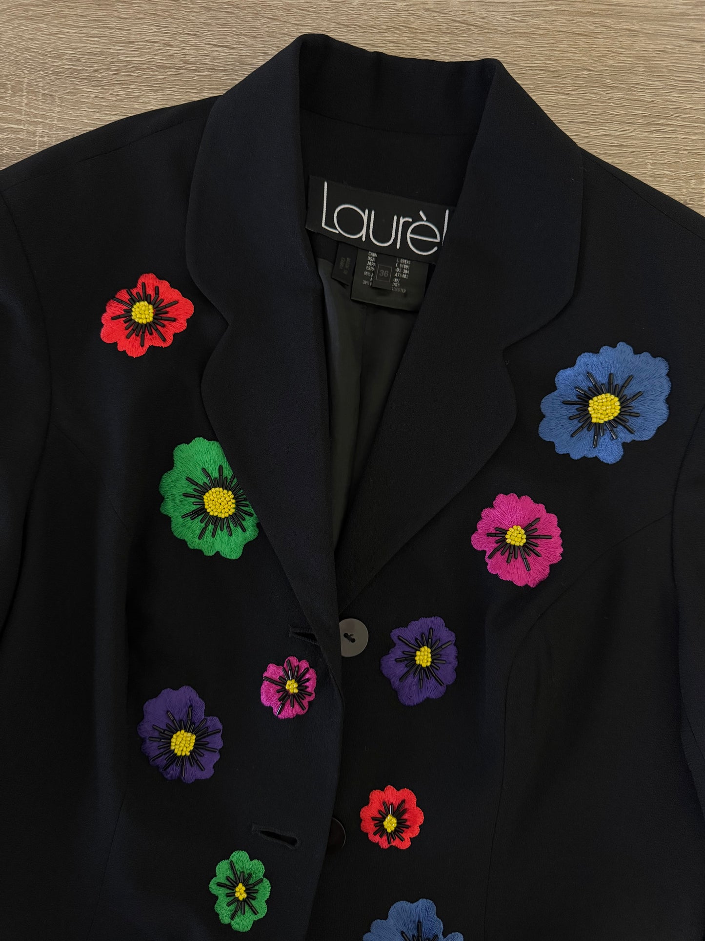 Sacou escada cu flori
brodate, mega cute, mărimea S