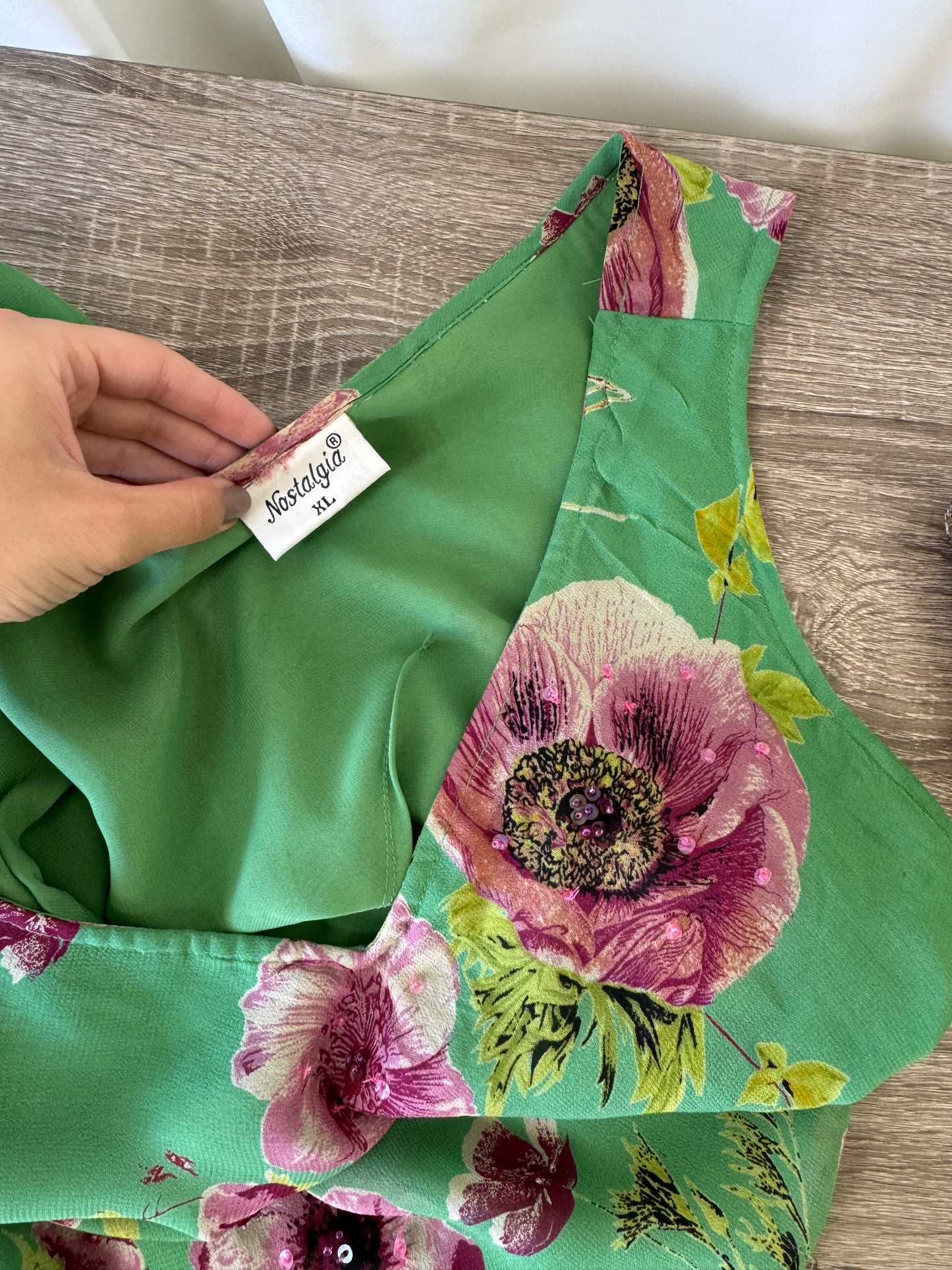 Rochie vintage cu print floral și aplicații de mărgele și paiete super finute
(Mărimea L)