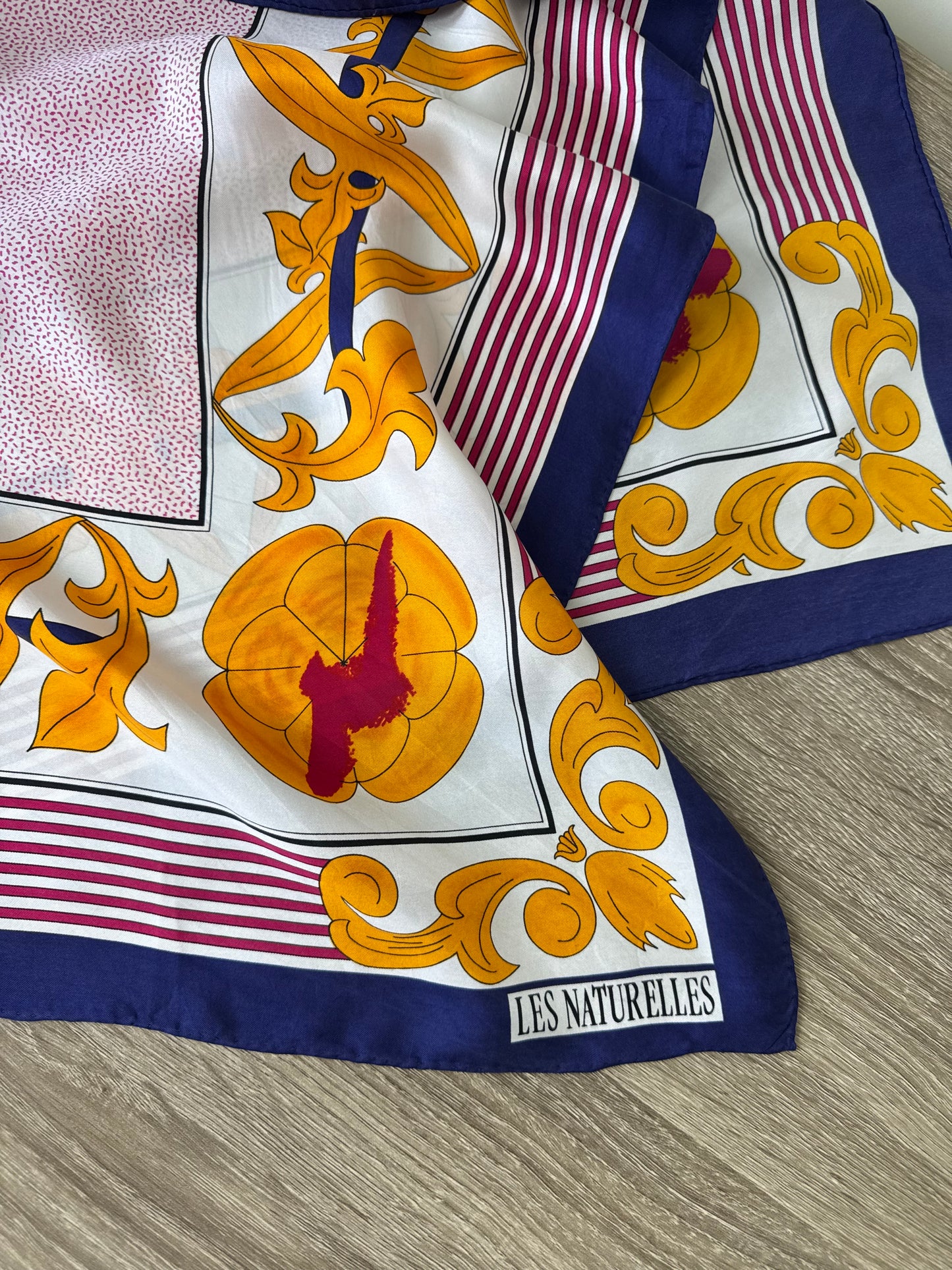 Eșarfă vintage din mătase naturală cu print (dimensiuni: 87/87cm)
