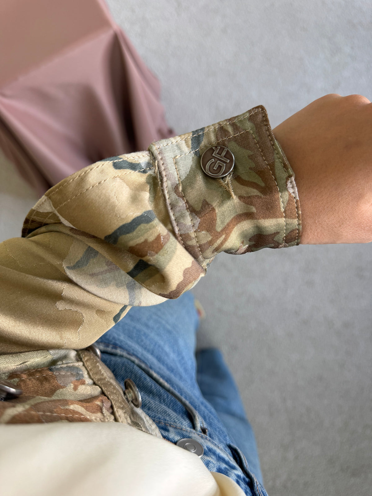 Geacă vintage premium GIANFRANCO FERRE din bumbac cu print army și nasturi inscripționați ( mărimea XS )