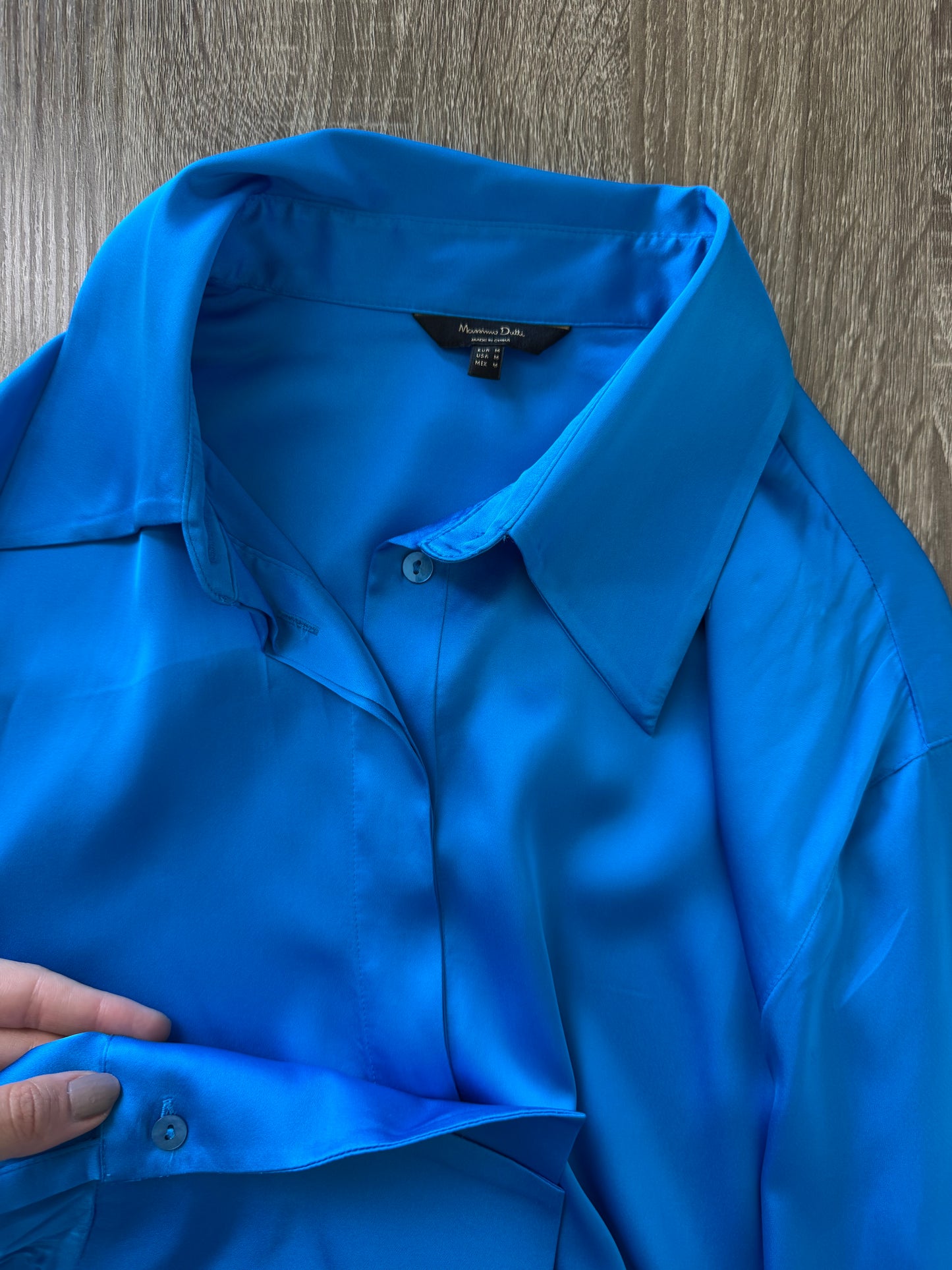 Cămașa Massimo Dutti cu manșete maxi și croi lejer
(Mărimea M)