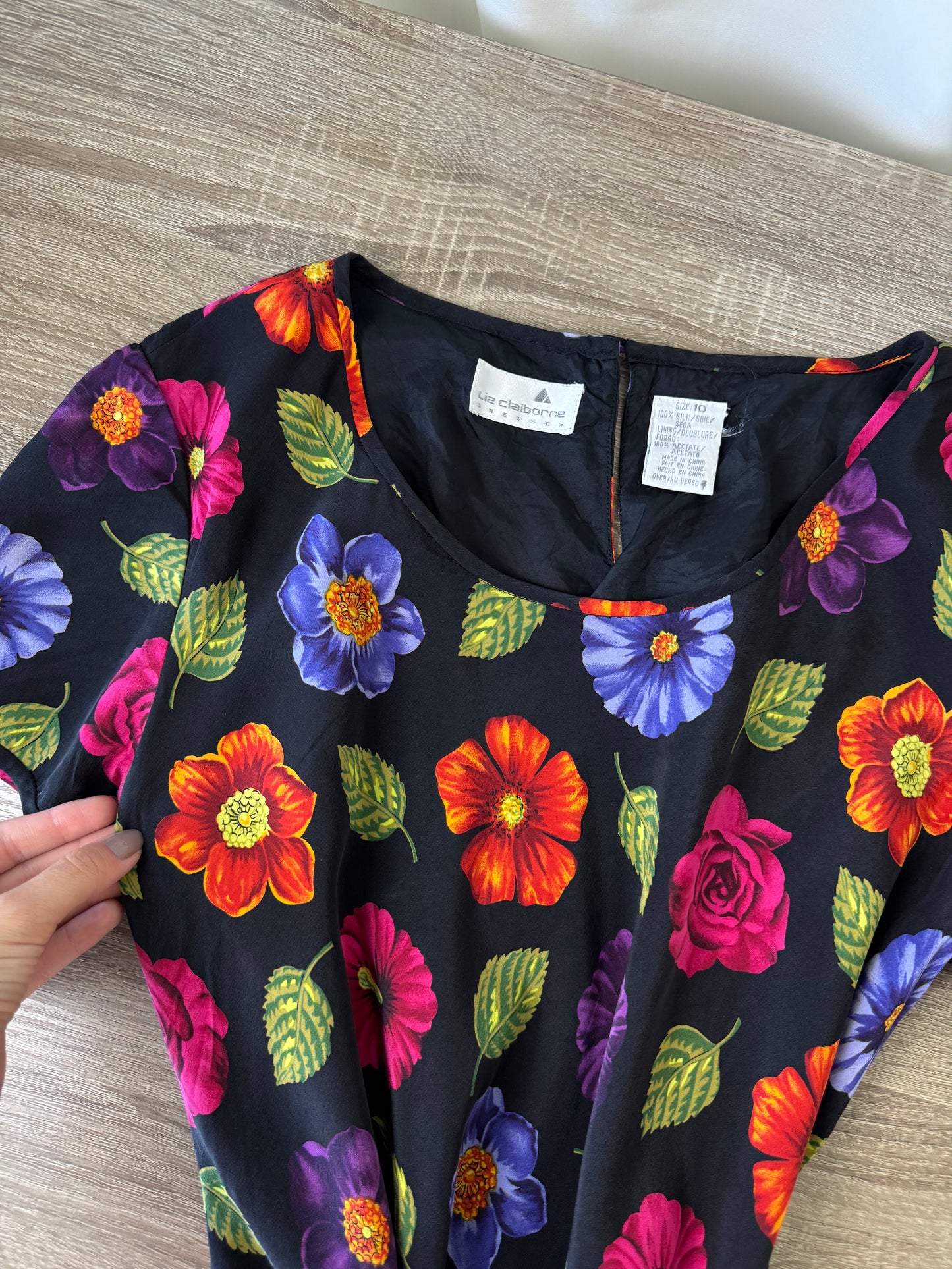 Rochie vintage din 100% matase naturala cu print floral
(Mărimea M)
