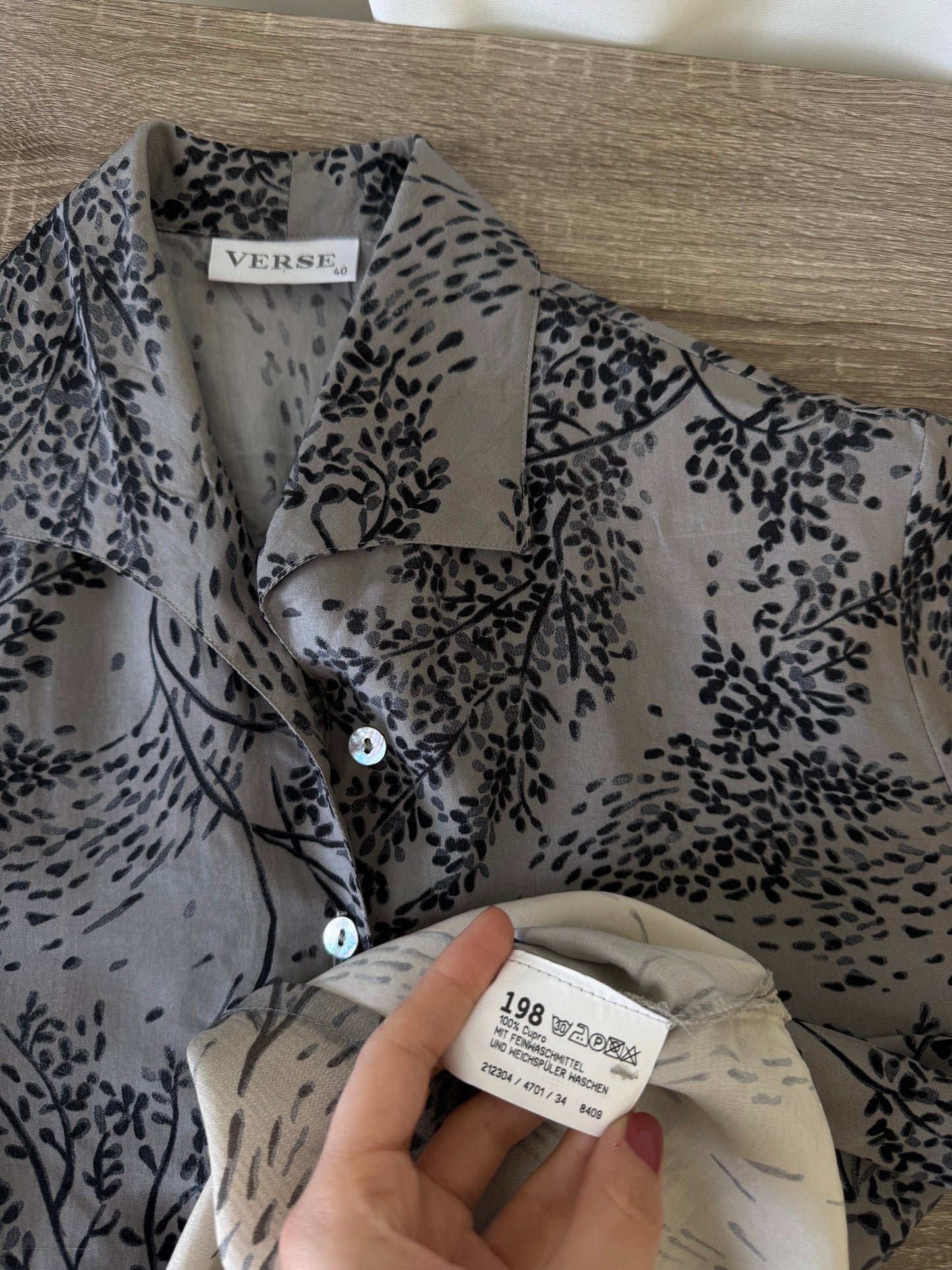 Cămașă vintage cu print gri din 100% cupro
(Mărimea M/L)