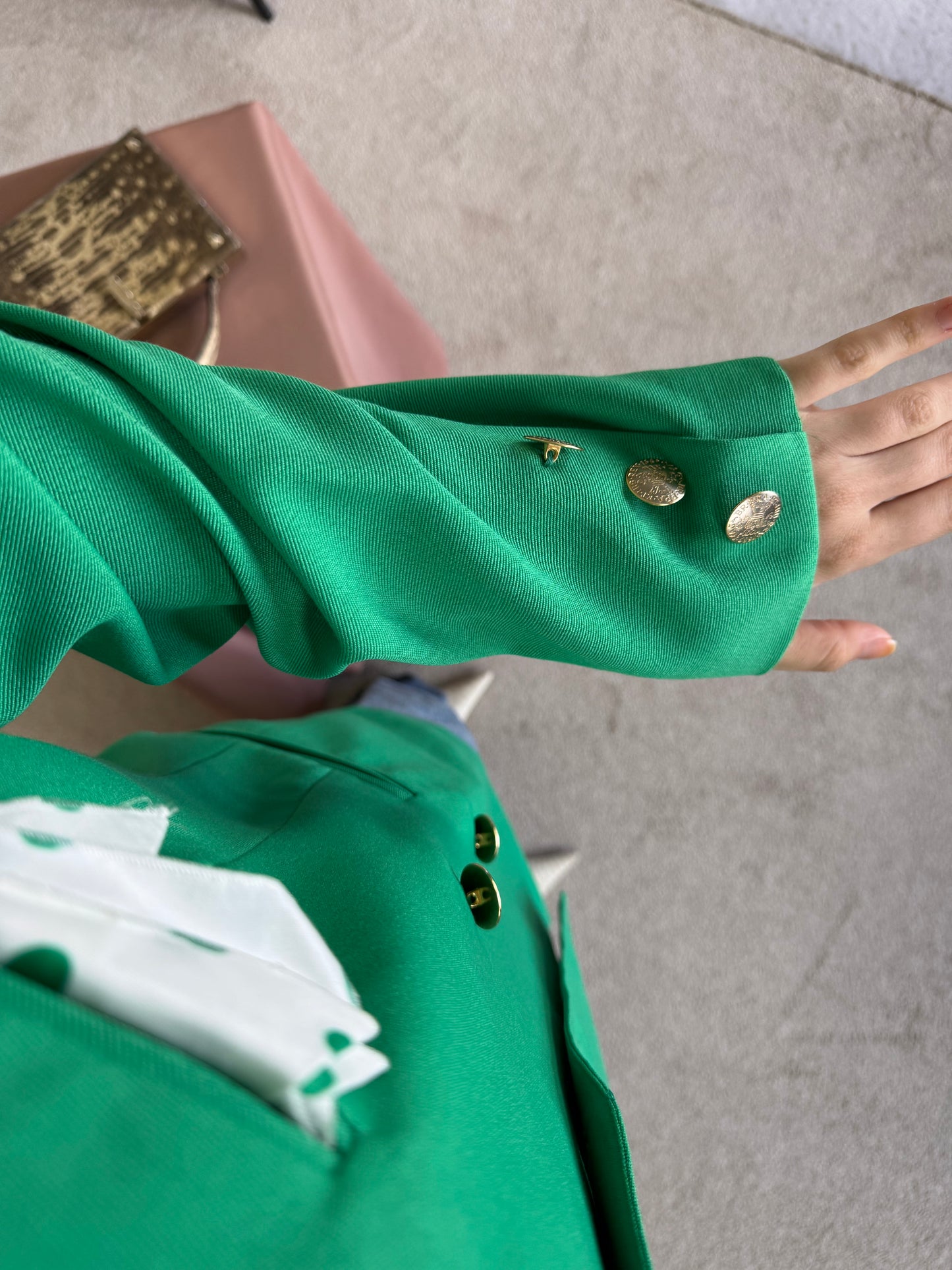 Sacou vintage de vară cu nasturi metalici aurii într-o nuanță superbă de verde
(Mărimea M/L)