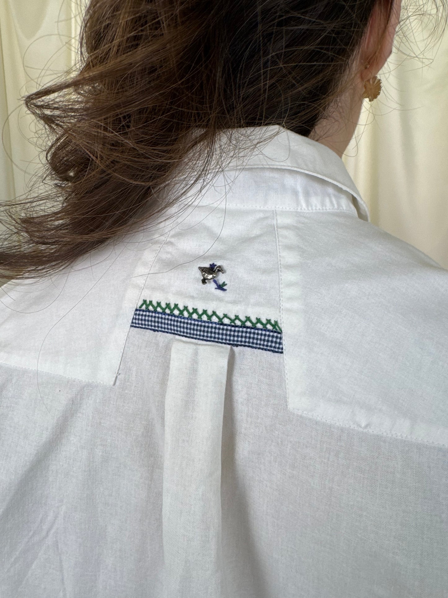 Cămașă vintage superbisima din 100% bumbac cu broderie și aplicații metalice
(Mărimea M/L)