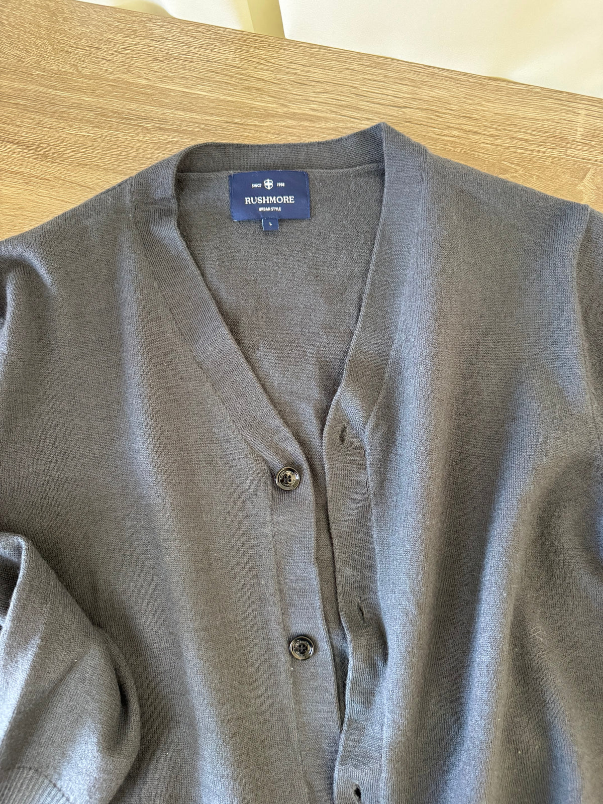 Jerse cu nasturi din 100% merino gri ( mărimea M/L )