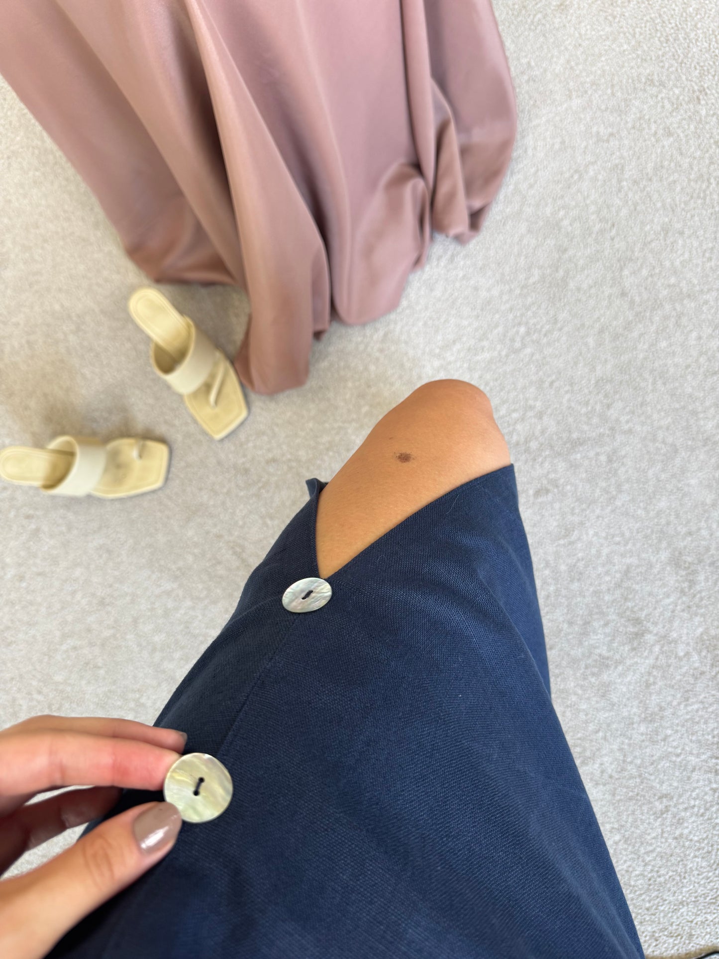 Rochie vintage superbisimă din pânză de in cu naturiperlă și șliț lateral ( mărimea S)