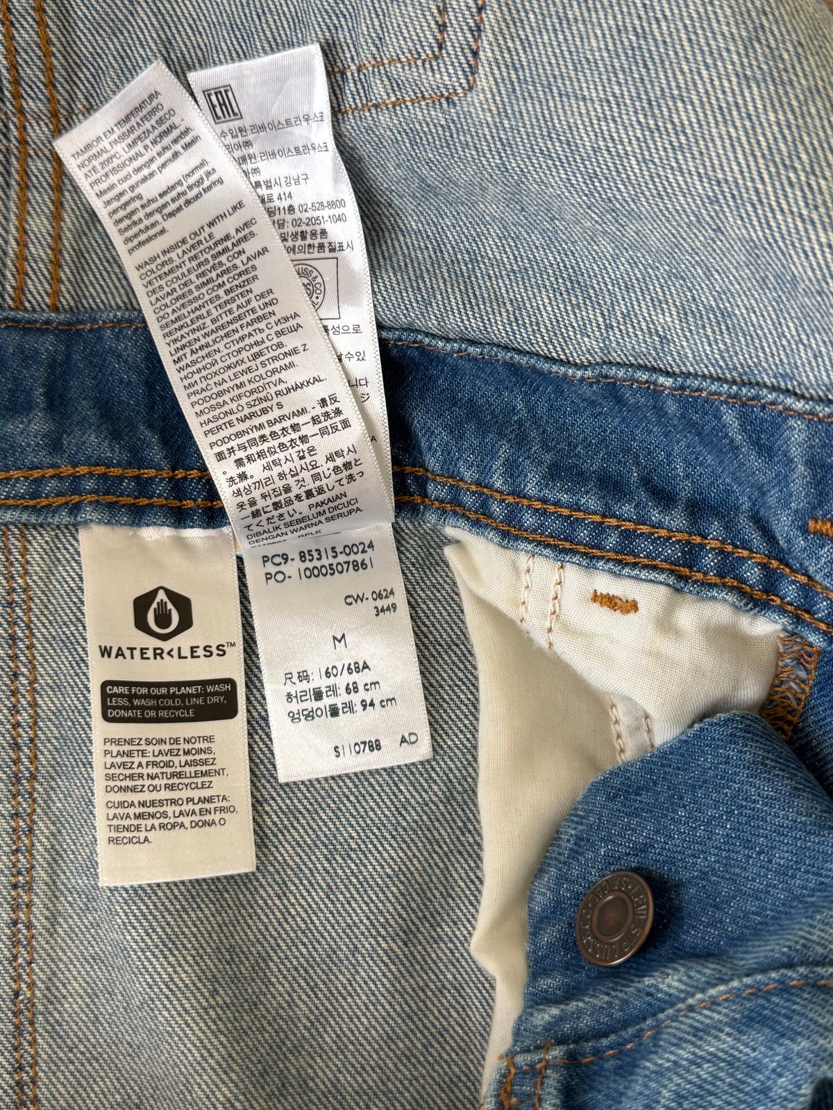 Salopetă vintage Levi’s din denim de 100% bumbac calitativ ( mărimea M)