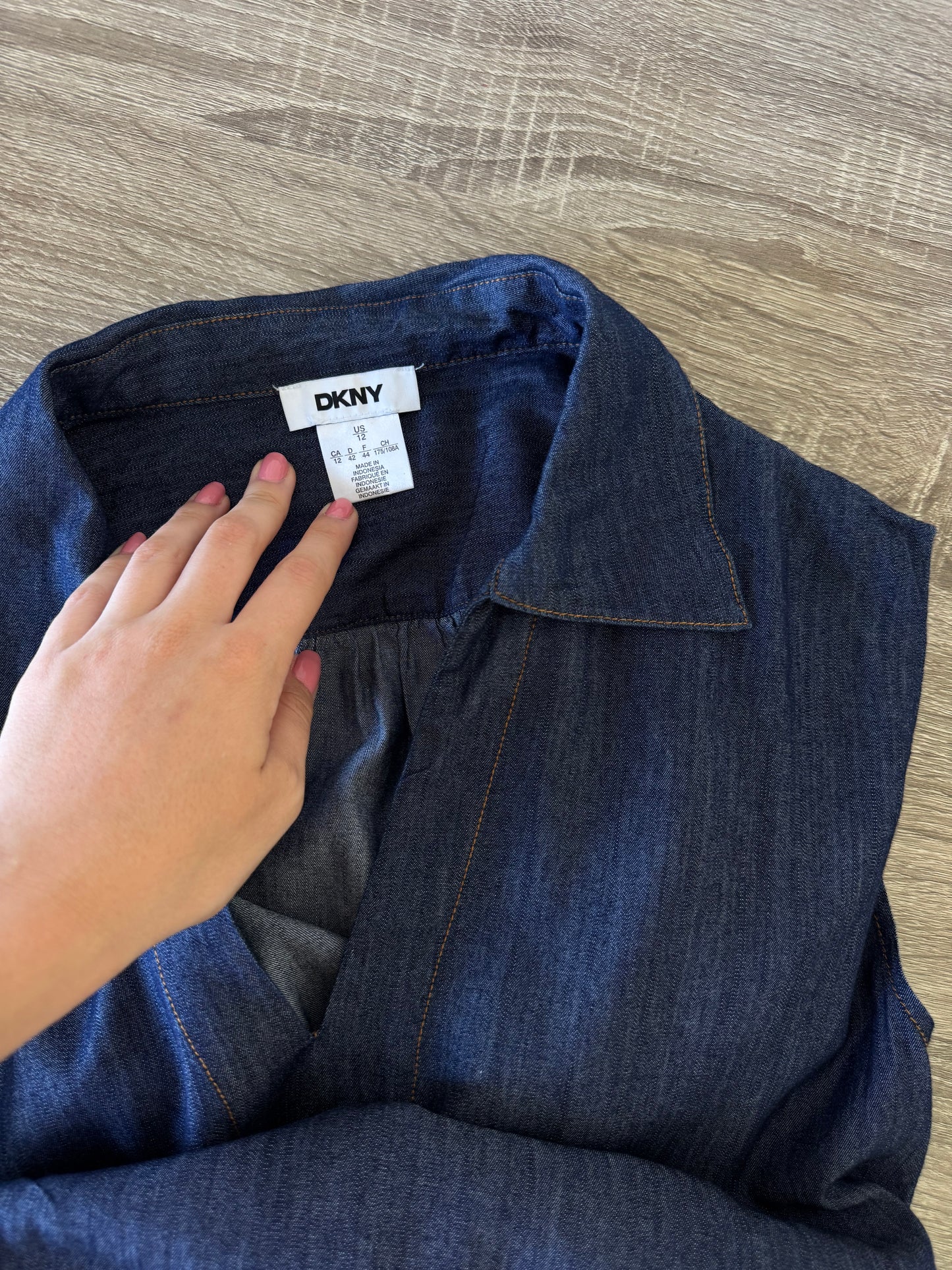 Rochie DKNY din denim de bumbac cu spate decupat, talie ajustabilă ( mărimea L/XL)
