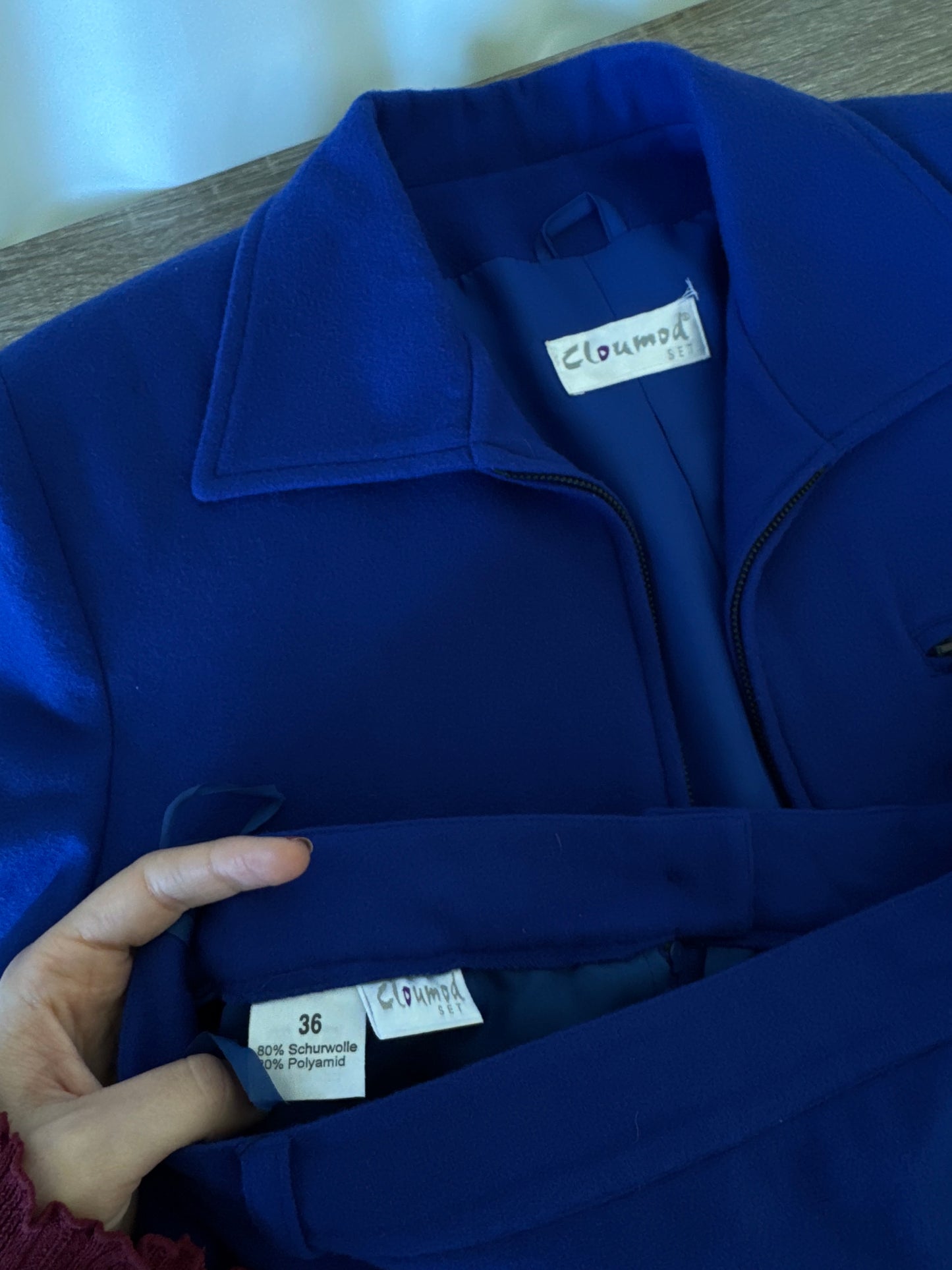 Deux-piece, jachetă și fusta cu talie înaltă, 80% lână, nuanța superbă de albastru royal
(Mărimea S/M)