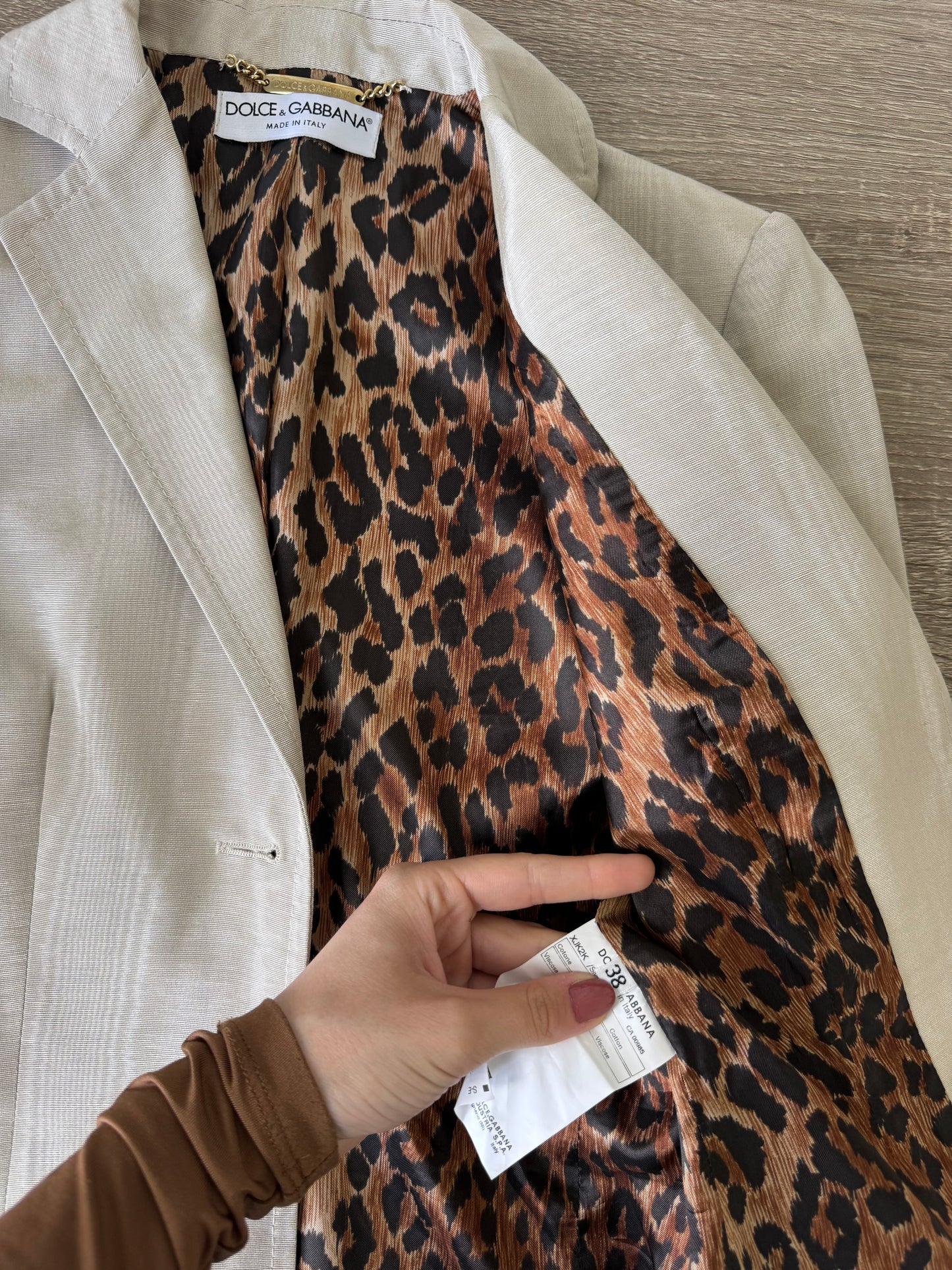 Back in stock. Sacou DOLCE&GABBANA cu talie cambrata și căptușeală cu print
(Mărimea xs/s)