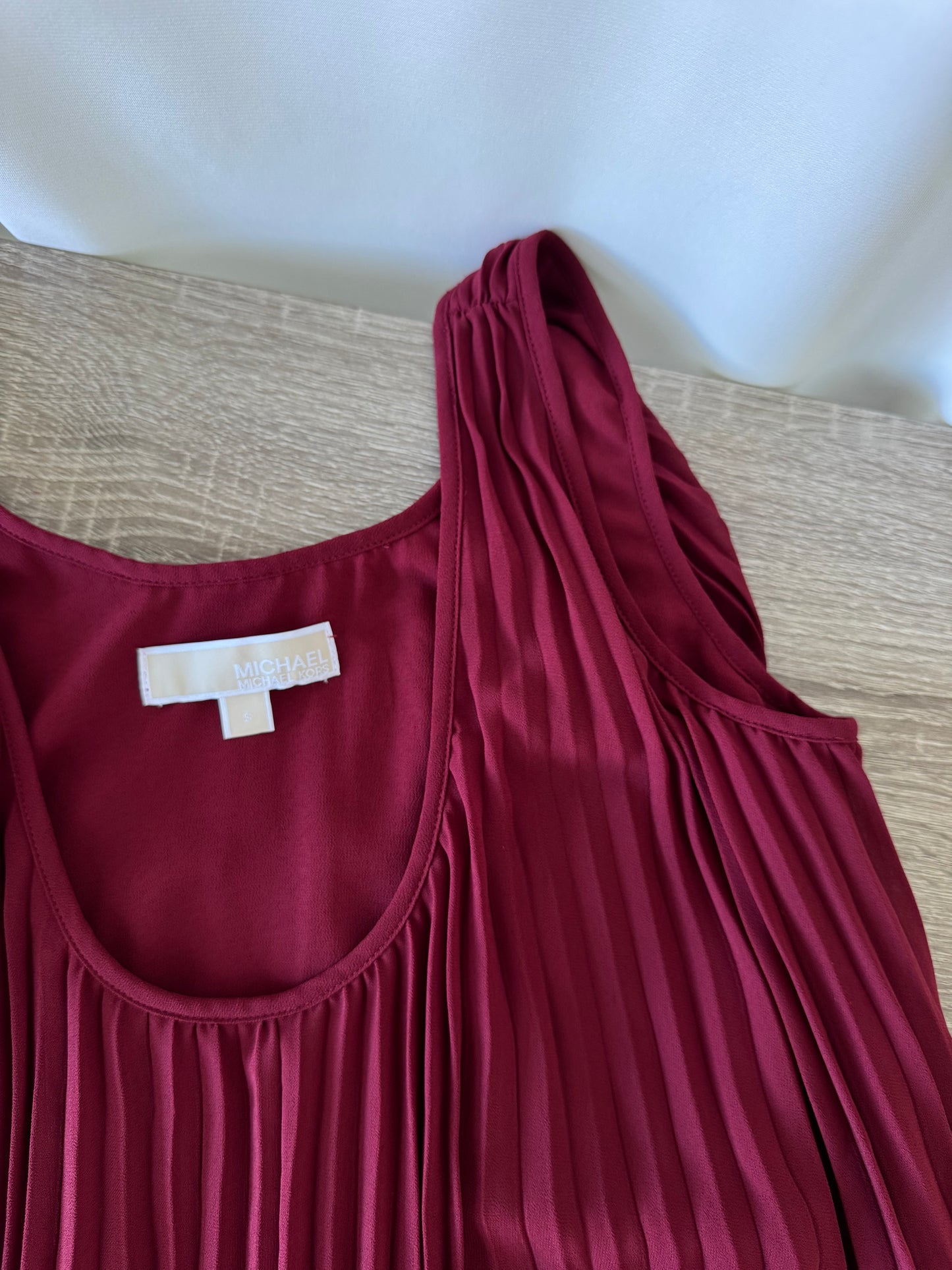 Rochie MICHAEL KORS plisată în croială fluidă, nuanța burgundy + centura metalică aurie inclusă ( marimea S-M)