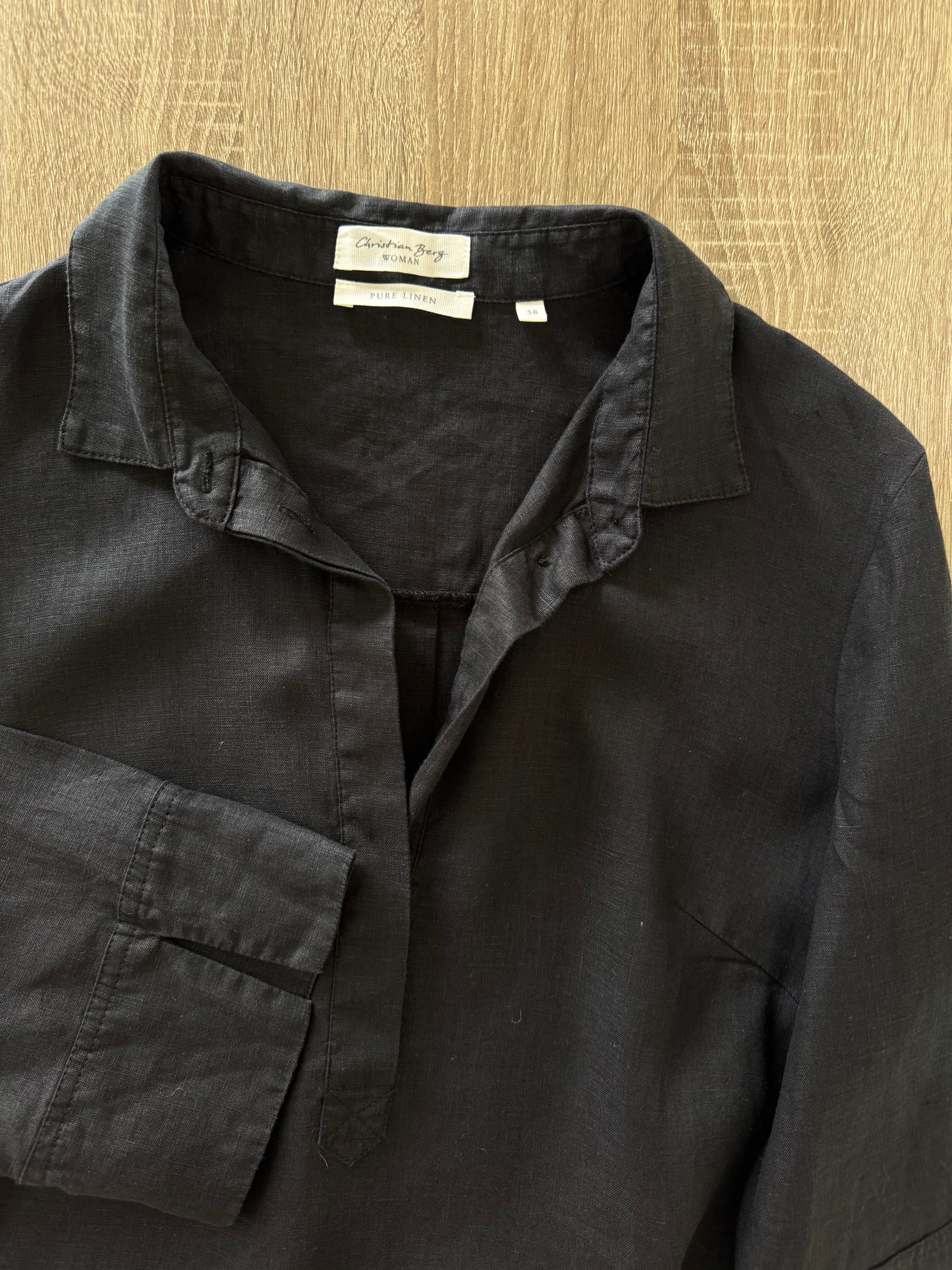 Rochie Christian Berg din 100% in cu buzunare laterale
(Mărimea 38/M)