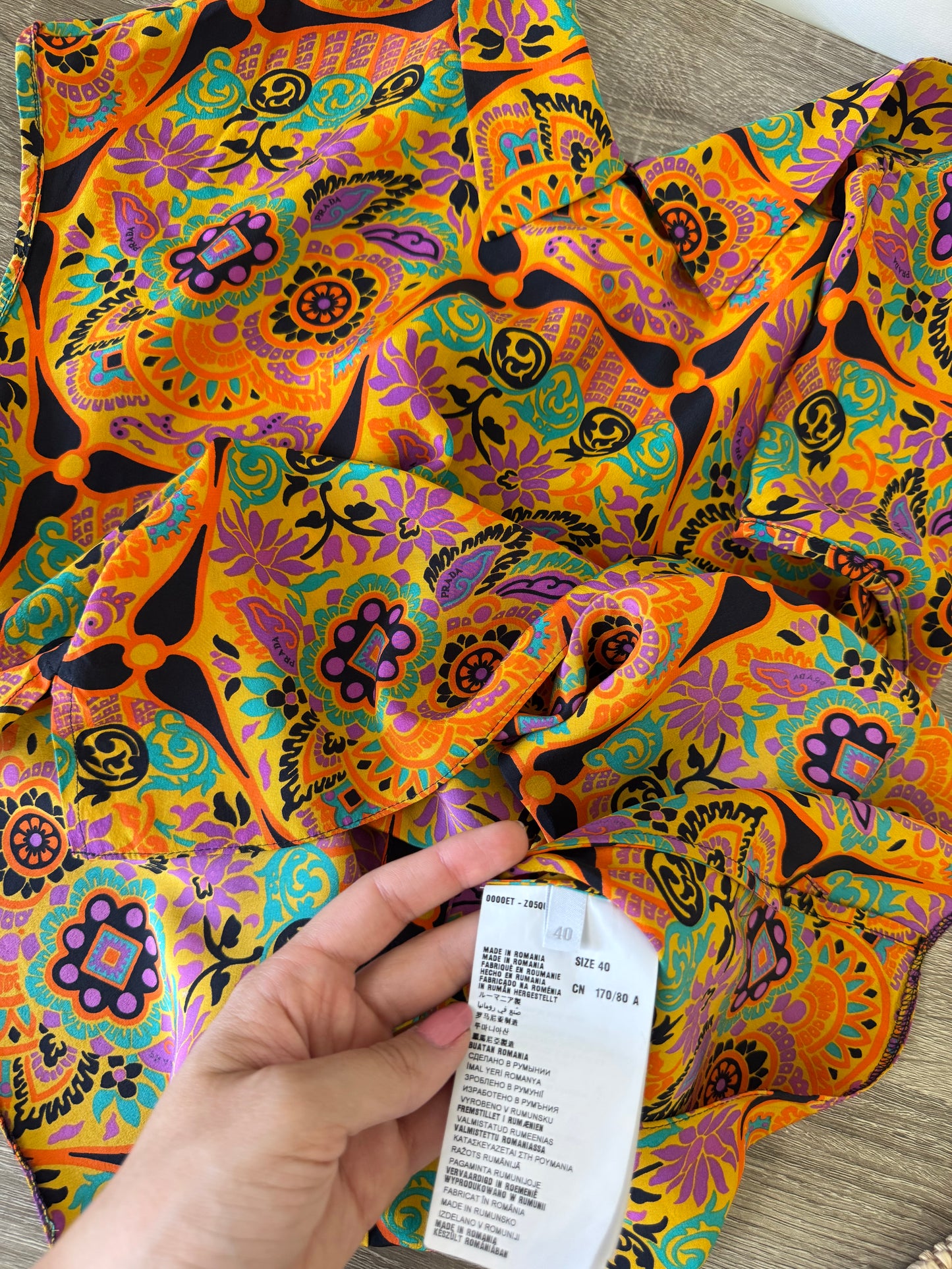 Cămașă luxury vintage - colecție 2014, din 100% mătase naturală cu print și inscripție cu brandul ( mărimea S/M)