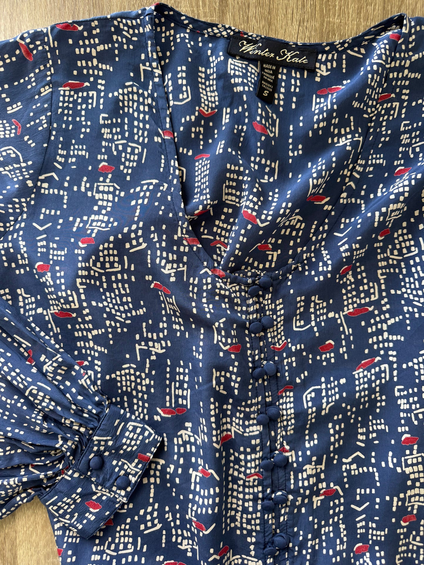 Cămașă vintage din mătase bleu cu print și mâneci ample
(Mărimea S/M)