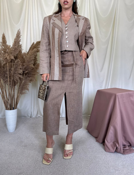 Set vintage din 100% in 3 piese: sacou+ vestă+ fusta cu talie înaltă marcata
(Mărimea S/M)- 69 cm talie
