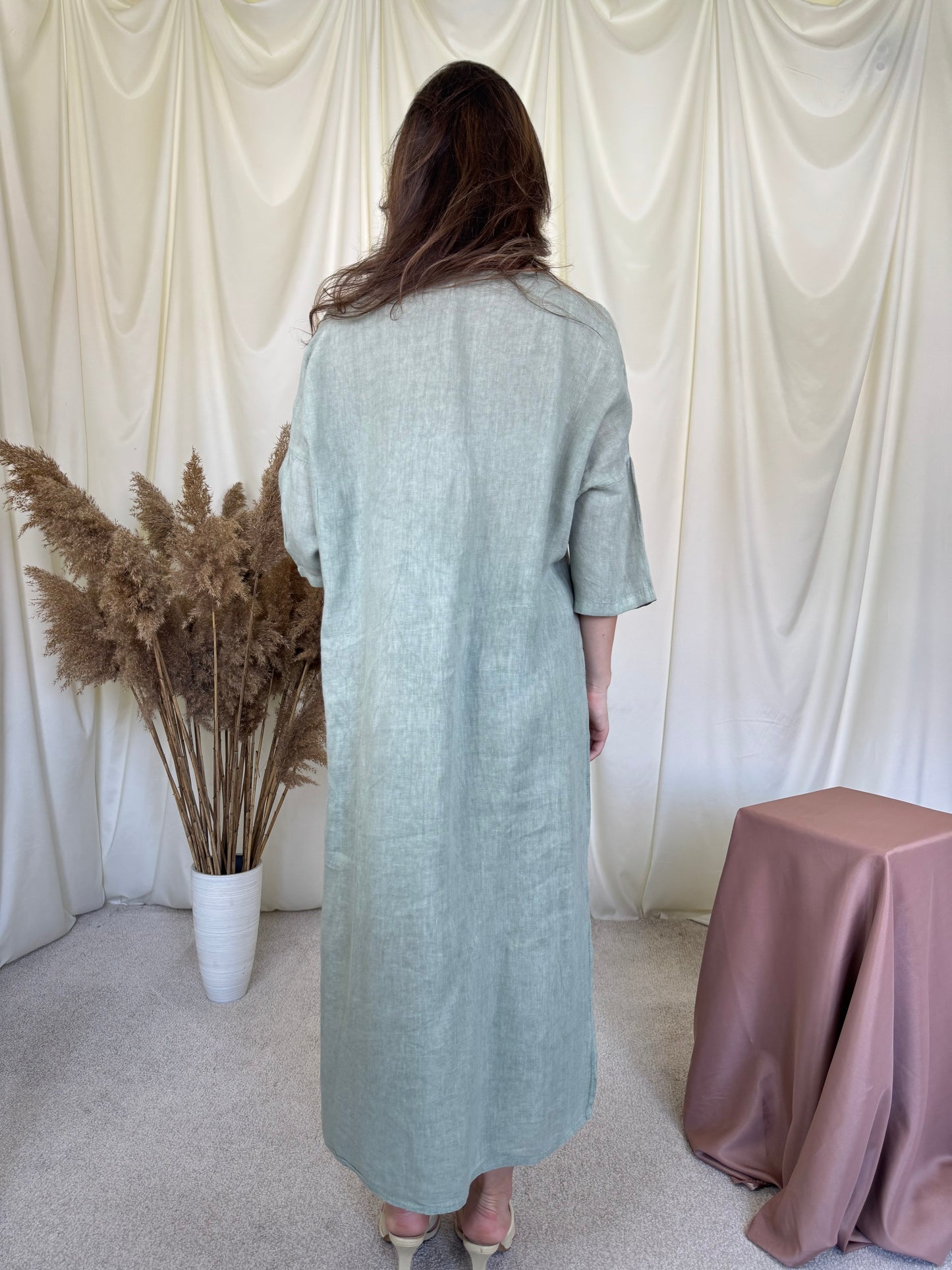Rochie din in verde cu nasture perla în croi amplu și fluid ( mărimea S-XL)