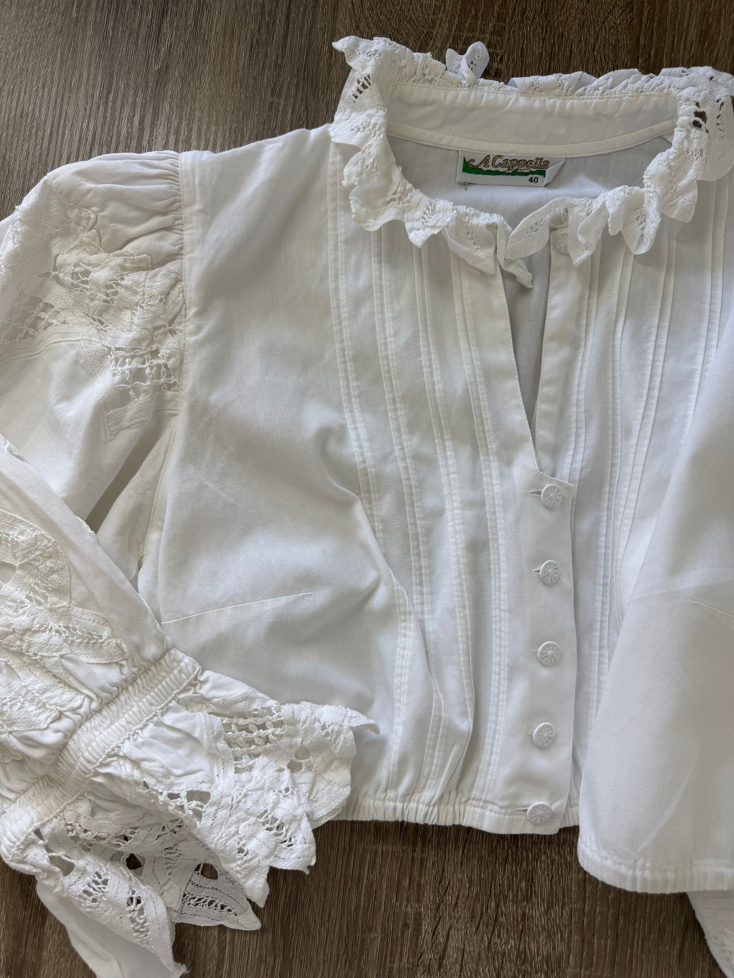 Cămașă vintage din 100% bumbac cu broderie excepțională, umeri bufanți( mărimea M)