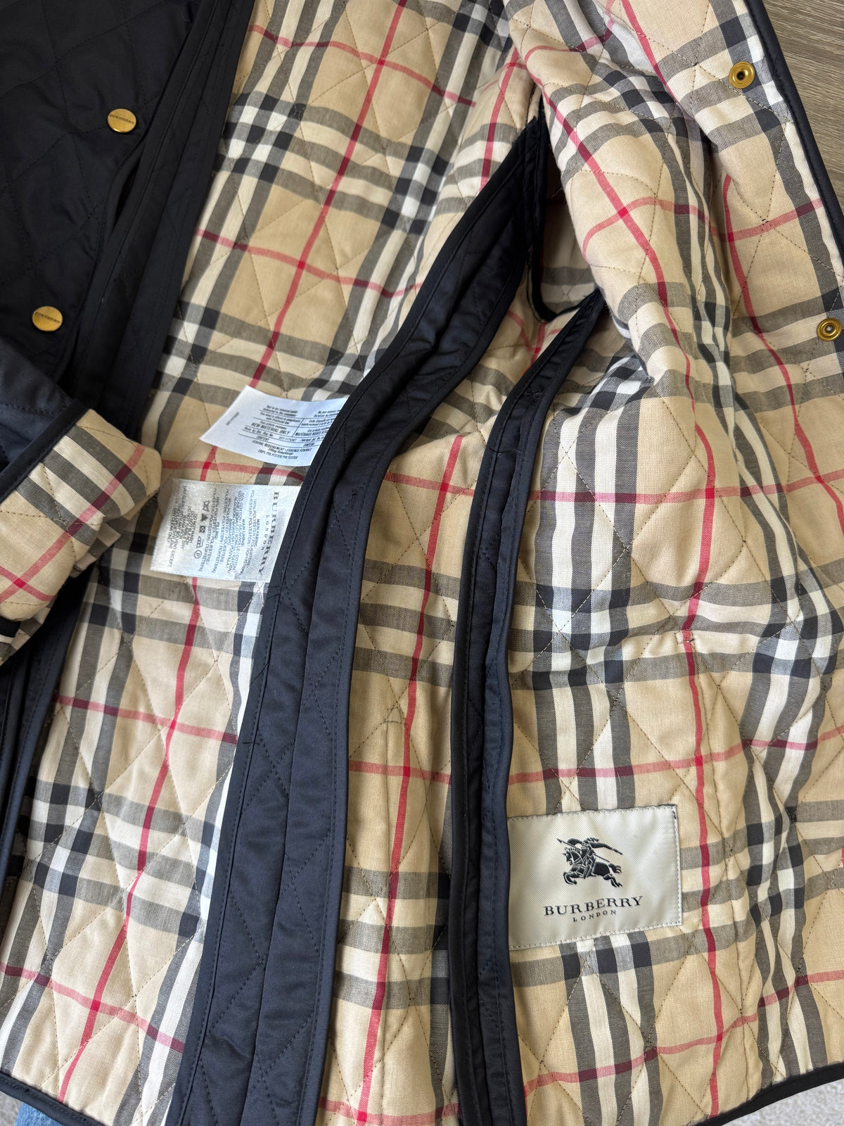 Jacheta premium BURBERRY, închidere cu capse inscripționate, căptușeală cu print ( mărimea S/M- M)