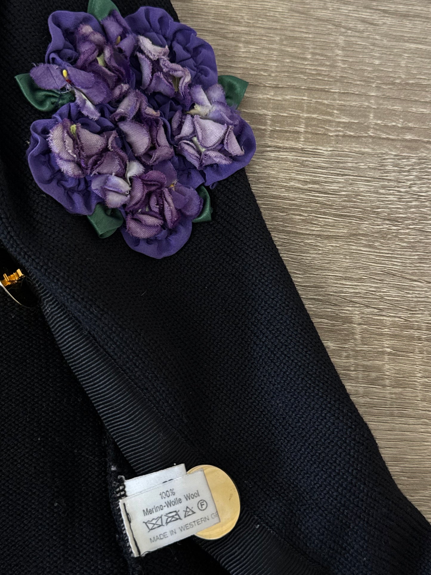 Cardigan vintage din 100% Lana, nasturi aurii + aplicații tip floare, (M)