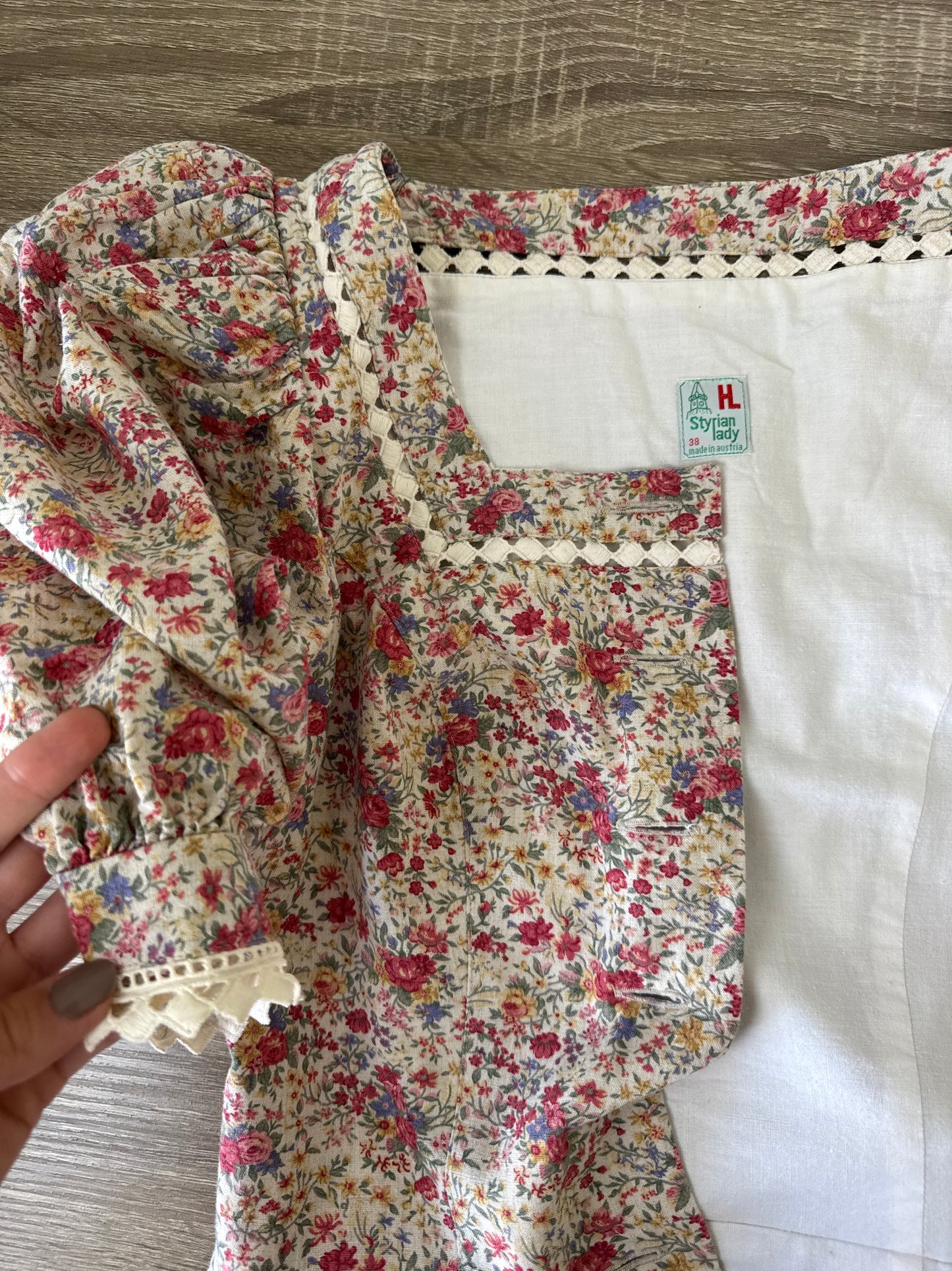 Rochie vintage cu print floral din bumbac și in, talie cambrata
(Mărimea S)