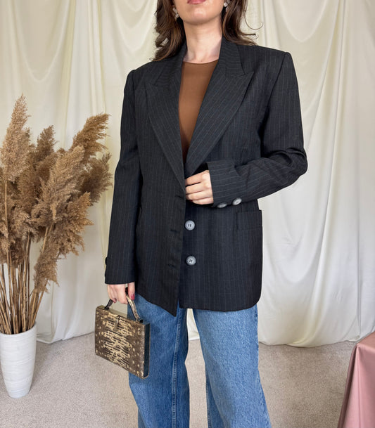 Sacou vintage superb cu umerii marcați, gri cu dungi fine
(Mărimea M/L)