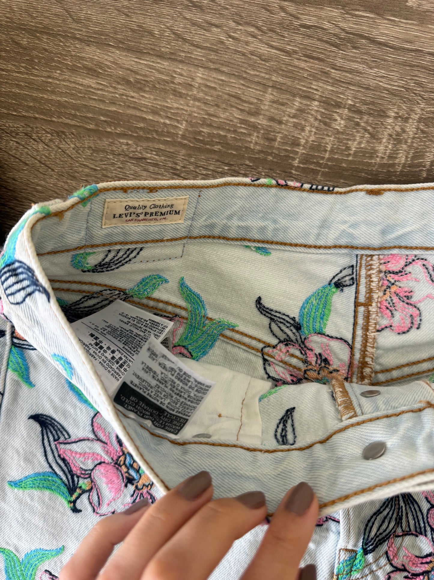 Blugi Levi’s cu broderie florală și talie medie ( mărimea M/40)