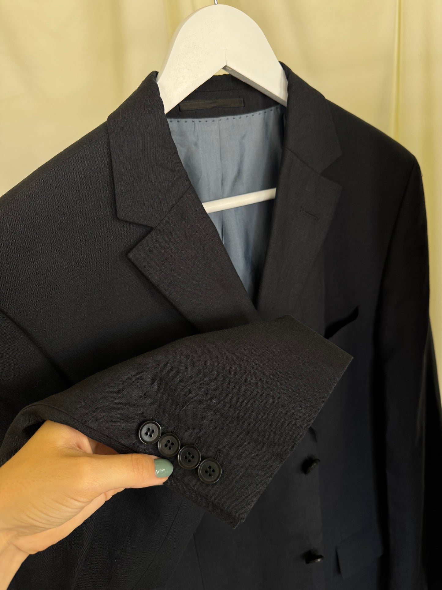 Costum HUGO BOSS din 100% in bleumarin
(Mărimea 50/M-L)
