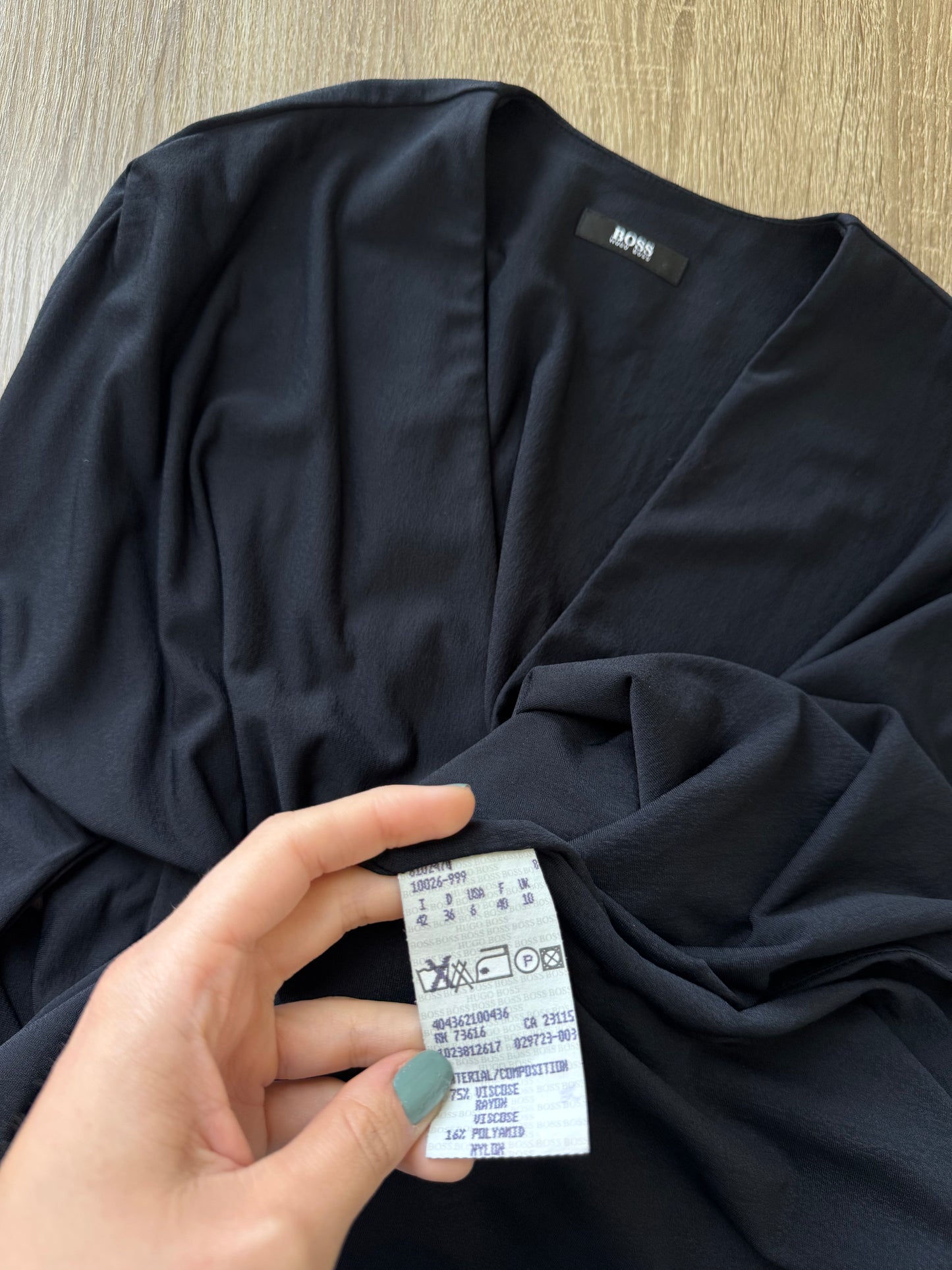 Bluză Hugo BOSS cu decolteu V din vâscoză
(Mărimea S)