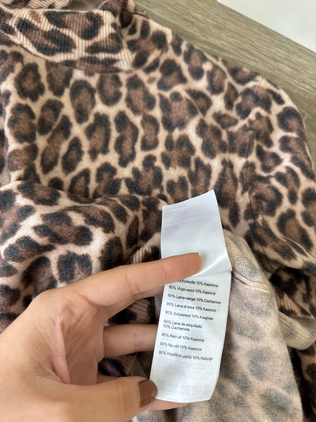 Pulover Madeleine pe gat din lana și cașmir cu animal print ( mărimea S)