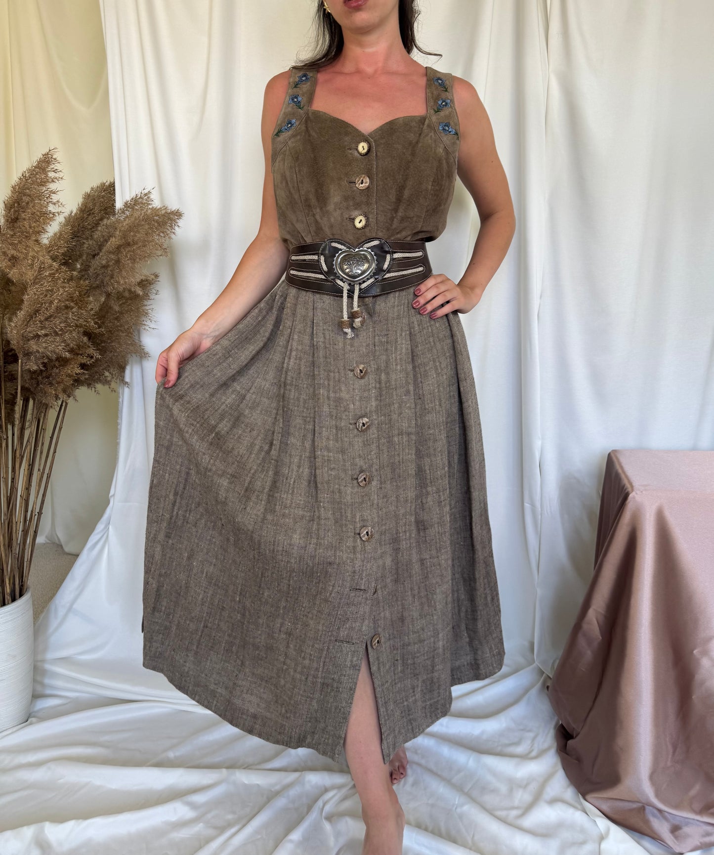Rochie vintage din in si piele naturala brodata.( M-L) centura piele inclusa