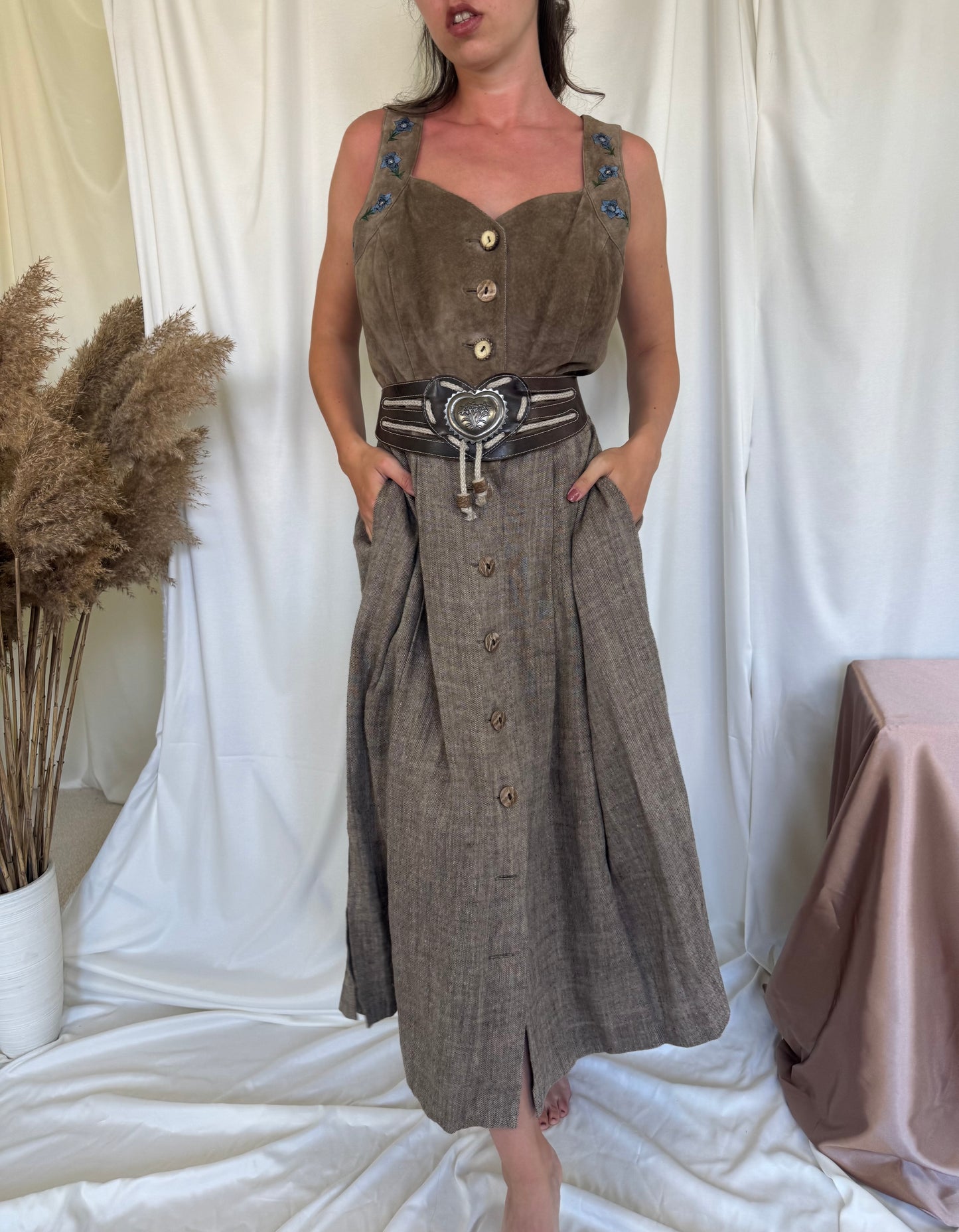 Rochie vintage din in si piele naturala brodata.( M-L) centura piele inclusa
