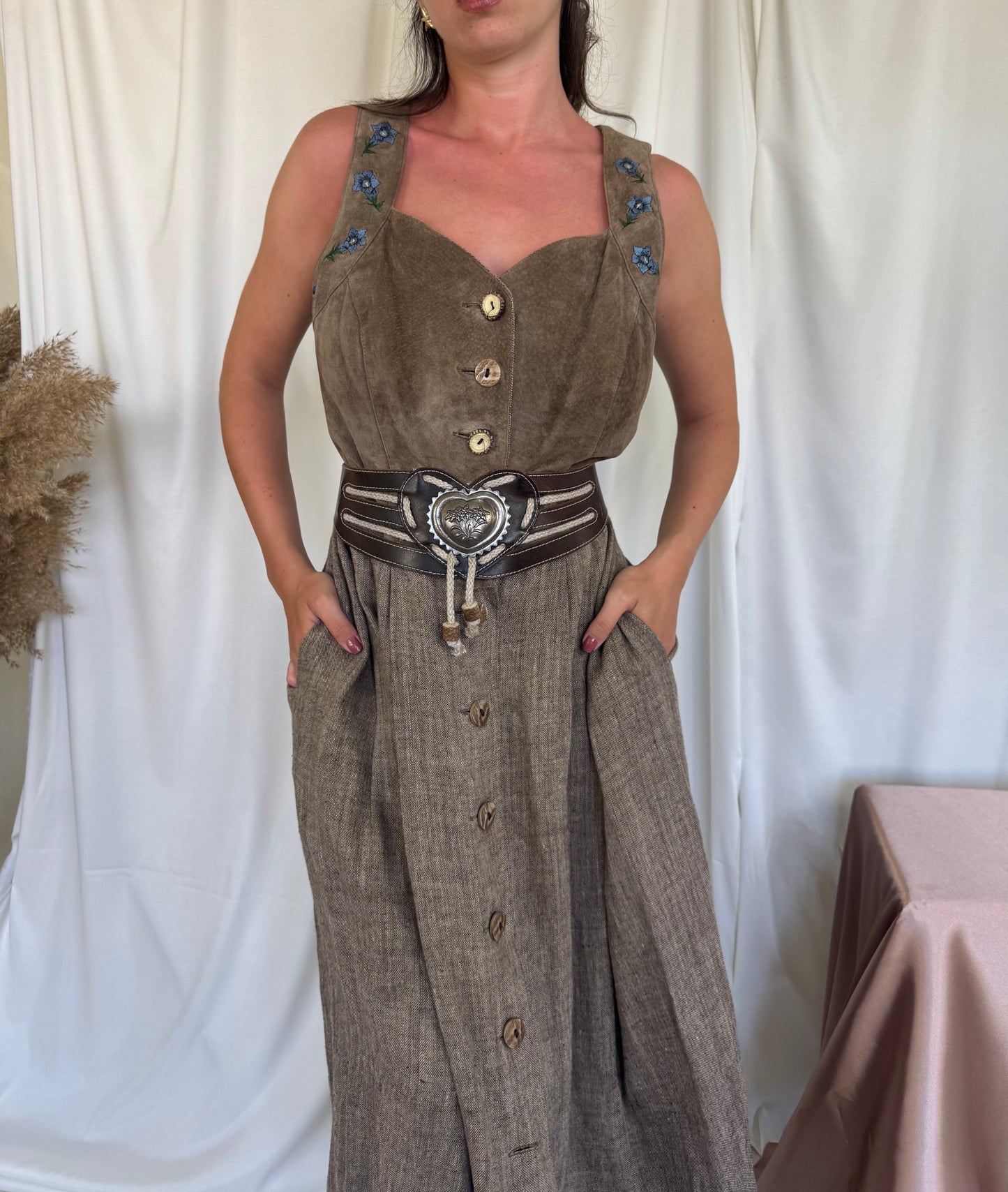 Rochie vintage din in si piele naturala brodata.( M-L) centura piele inclusa