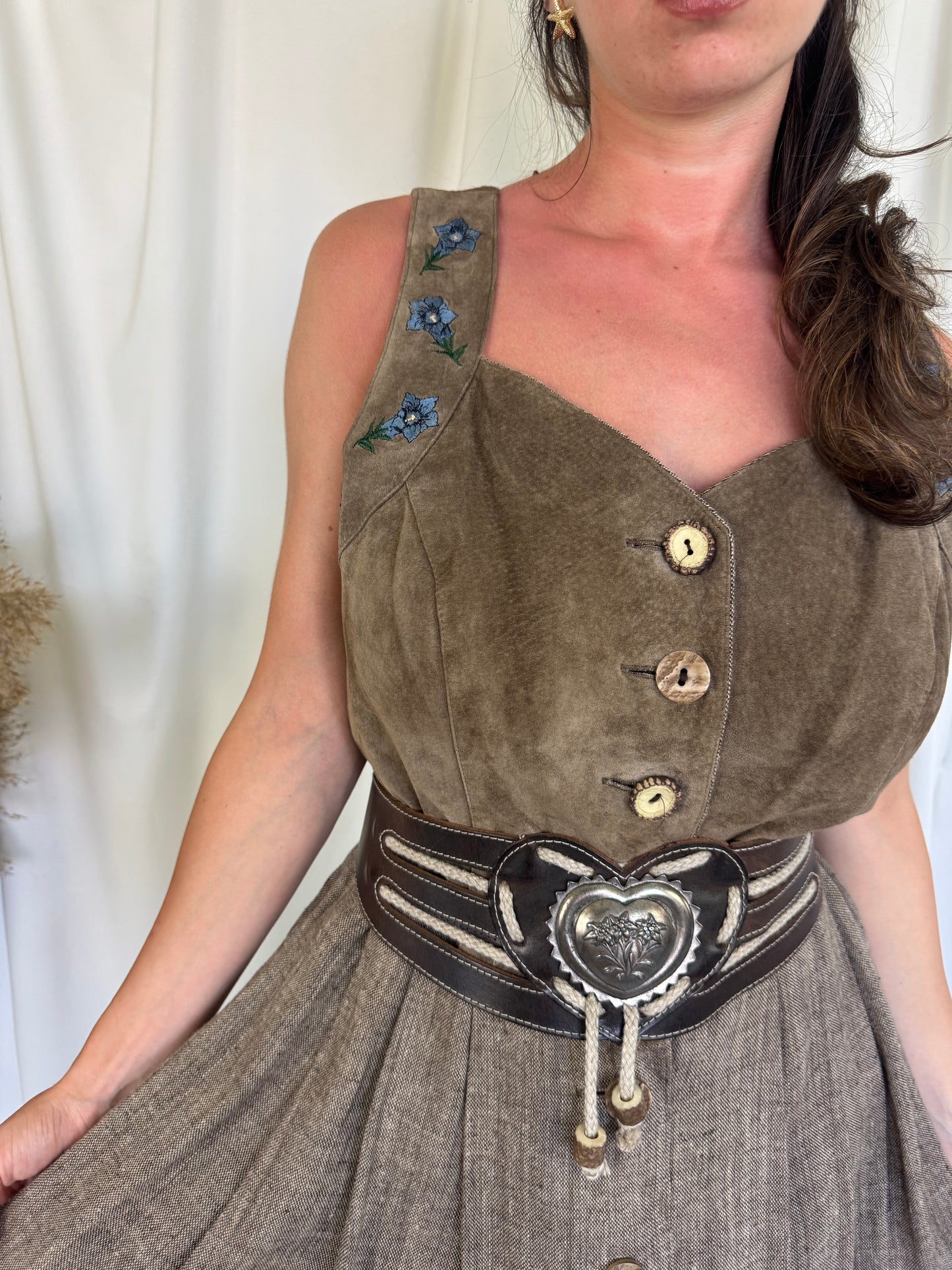 Rochie vintage din in si piele naturala brodata.( M-L) centura piele inclusa