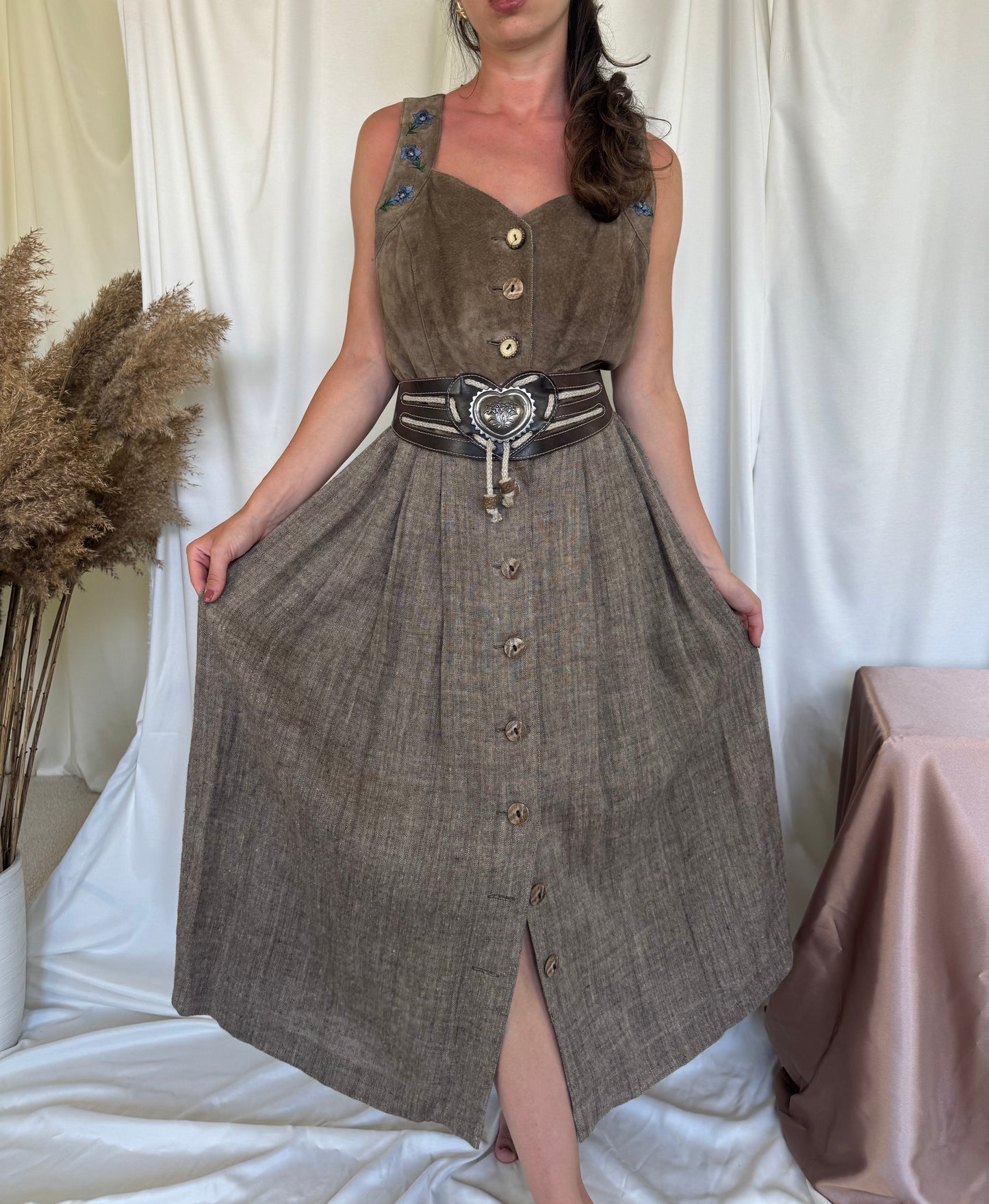 Rochie vintage din in si piele naturala brodata.( M-L) centura piele inclusa