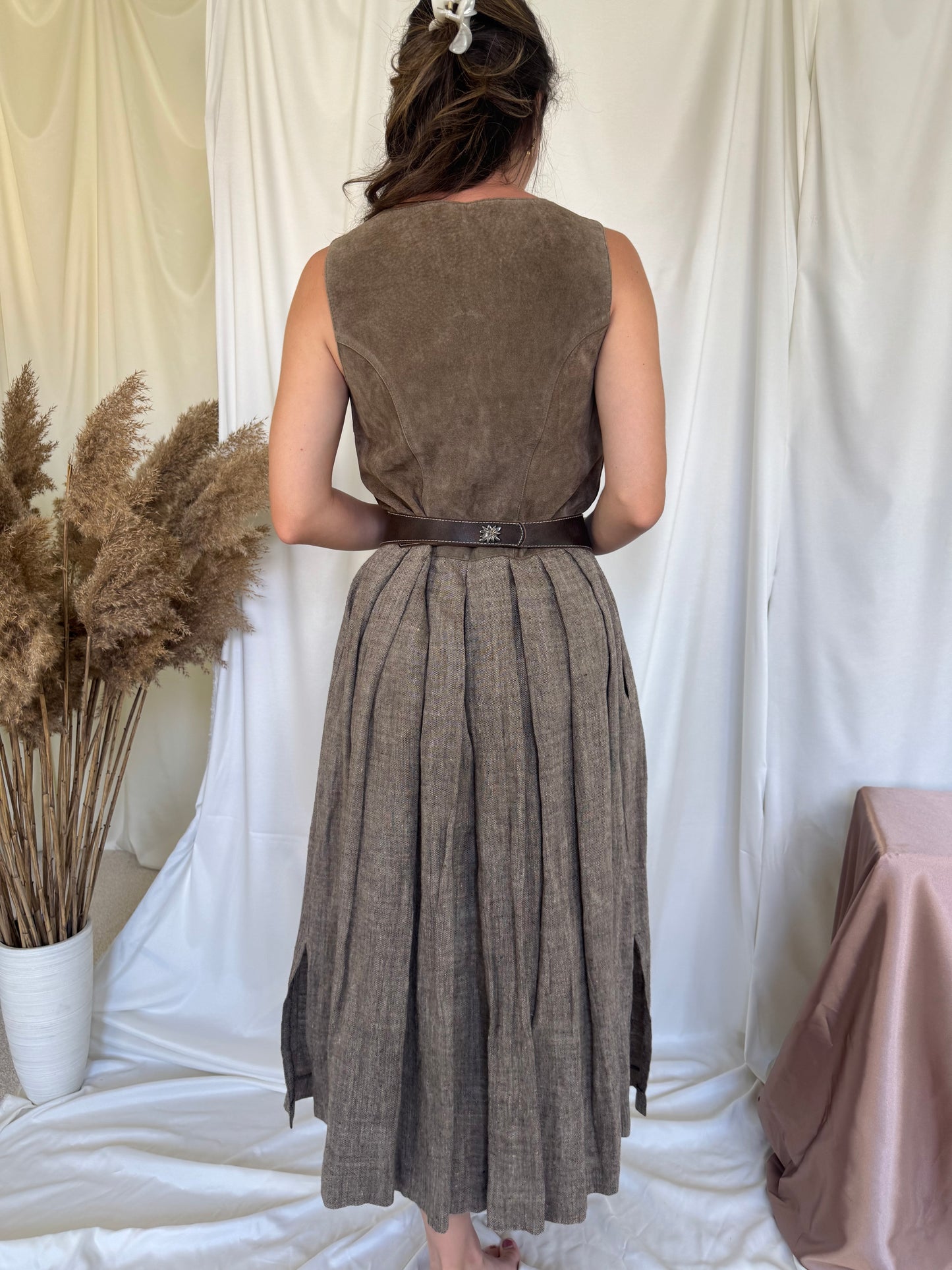 Rochie vintage din in si piele naturala brodata.( M-L) centura piele inclusa
