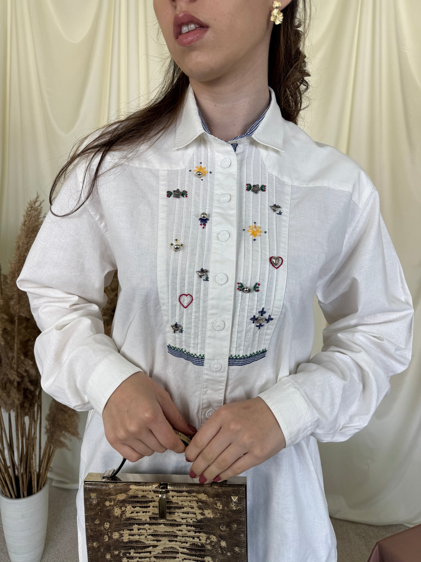 Cămașă vintage superbisima din 100% bumbac cu broderie și aplicații metalice 
(Mărimea M/L)
