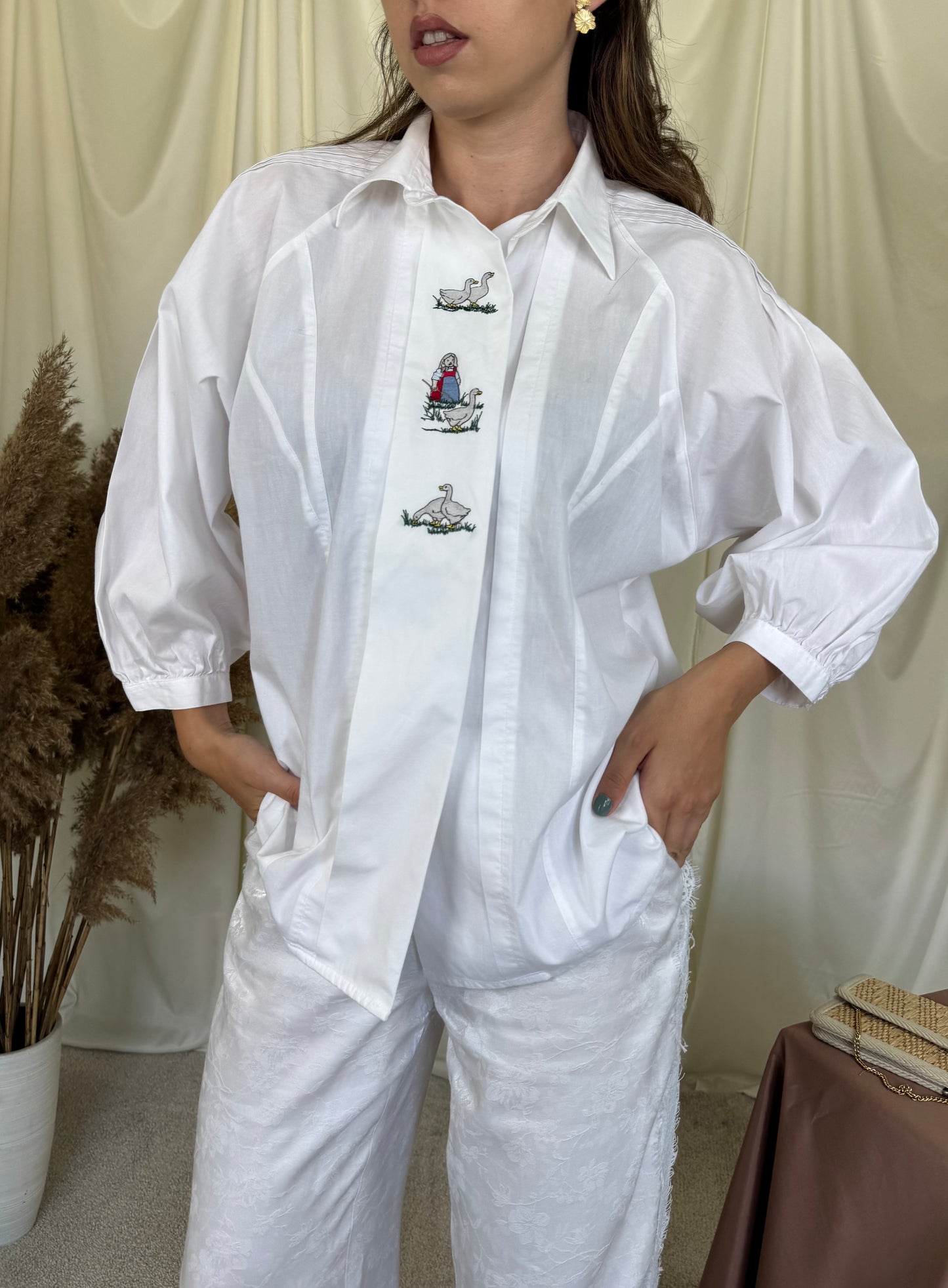 Cămașă vintage din 100% bumbac cu detalii brodate 
(Mărimea M/L)