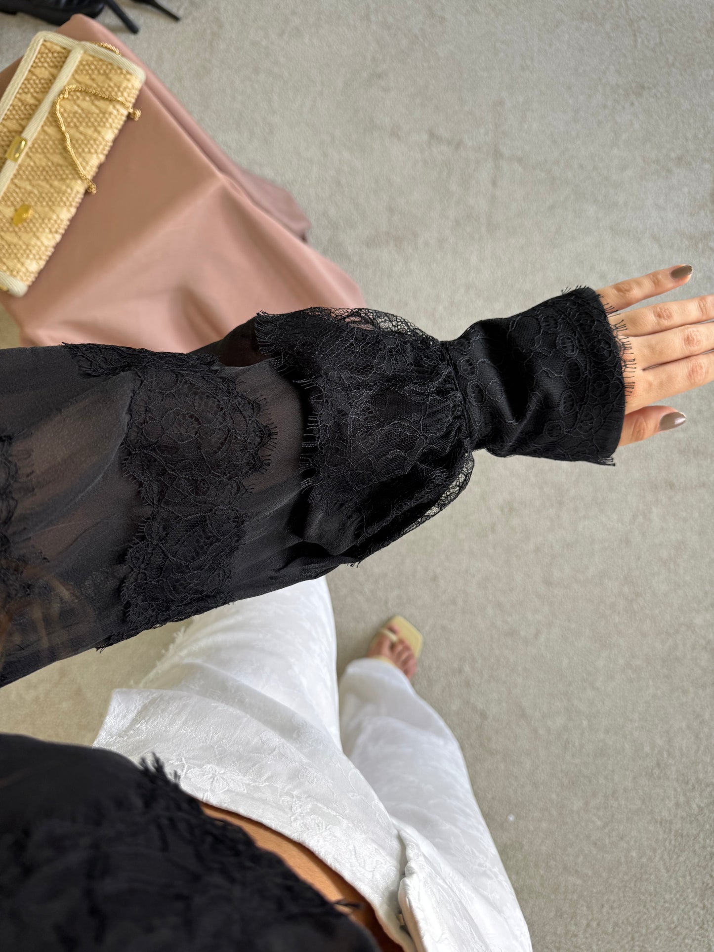 Piesă superbă  Elisabetta Franchi din dantelă cu mâneci ample ( mărimea S-M)