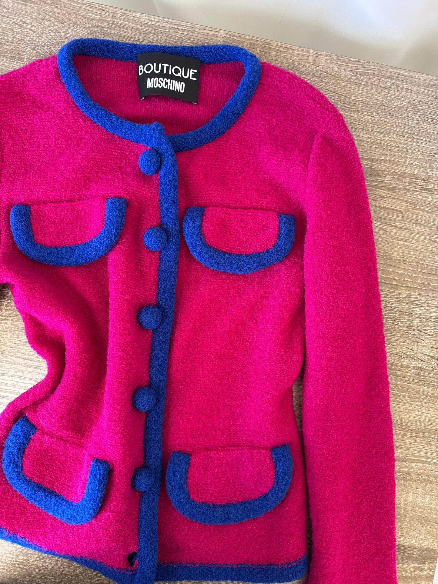 Jerse Moschino din 80% lână super moale 
(Mărimea XS/S)