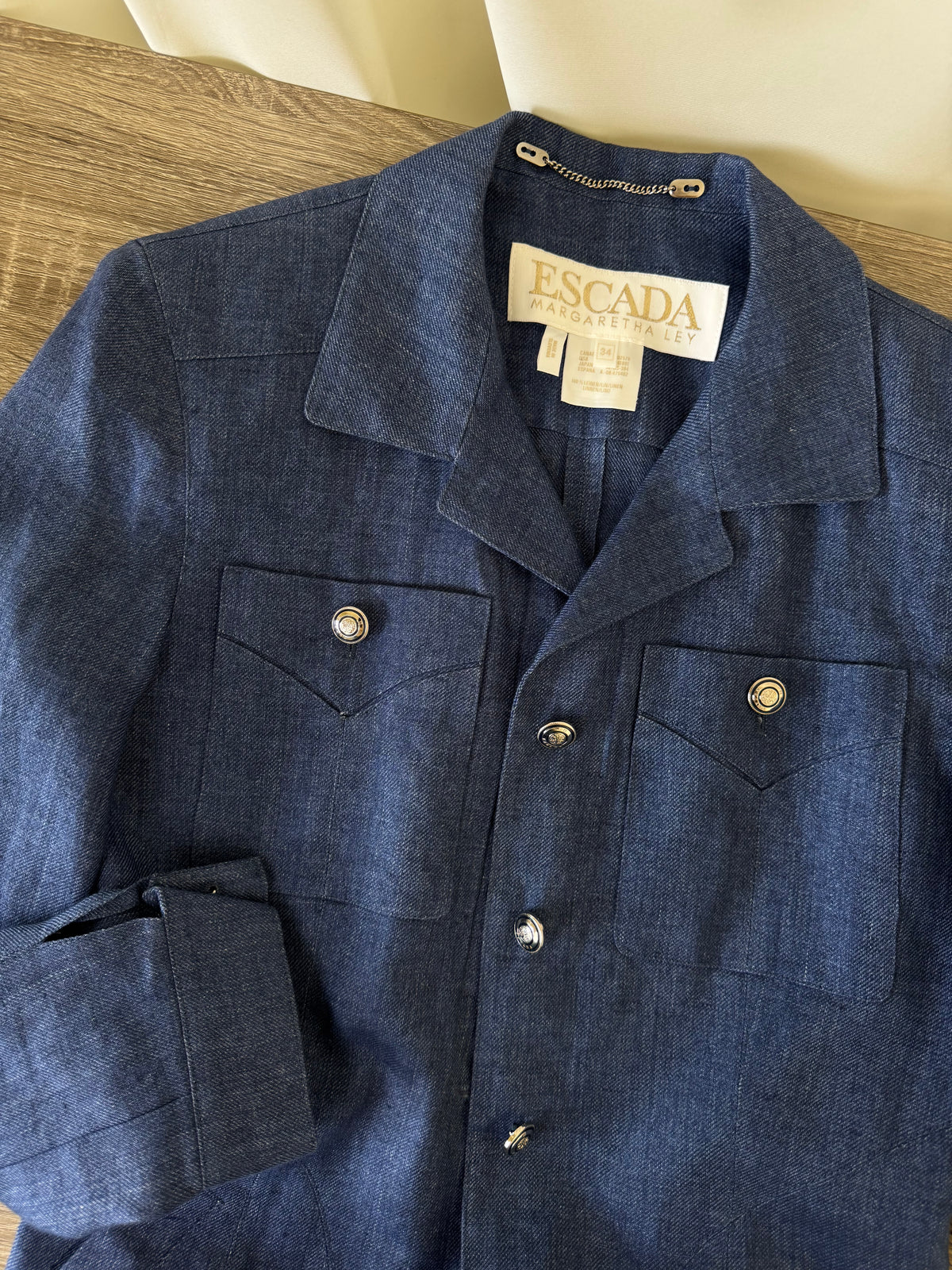 Rare vintage piece. Jachetă luxury ESCADA din 100% in calitativ, nasturi metalici inscripționați, lucrată impecabil ( mărimea XS/S)